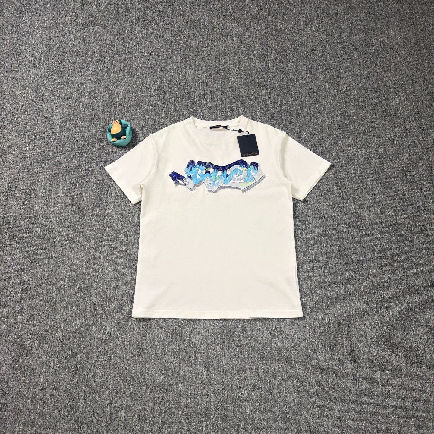 Louis Vuitton LV Graffiti 3D White Short-Sleeve Tee S Near New Size US L / EU 52-54 / 3 - 1 Thumbnail