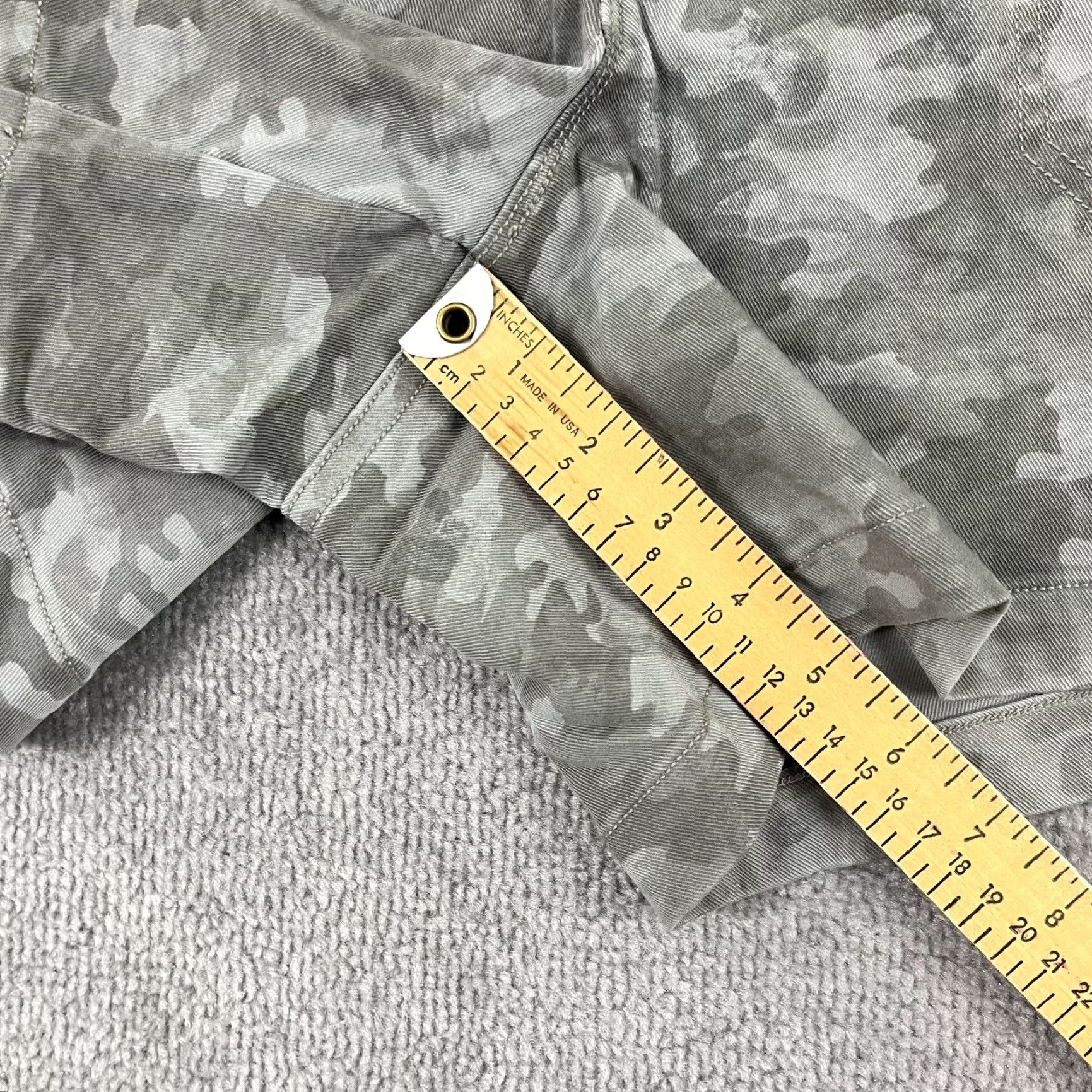 Spanx Spanx Stretch Twill Shorts Womens L / 5" Stone Wash Camouflage Gray Pull On Size 36" / US 14 / IT 50 - 6 Thumbnail