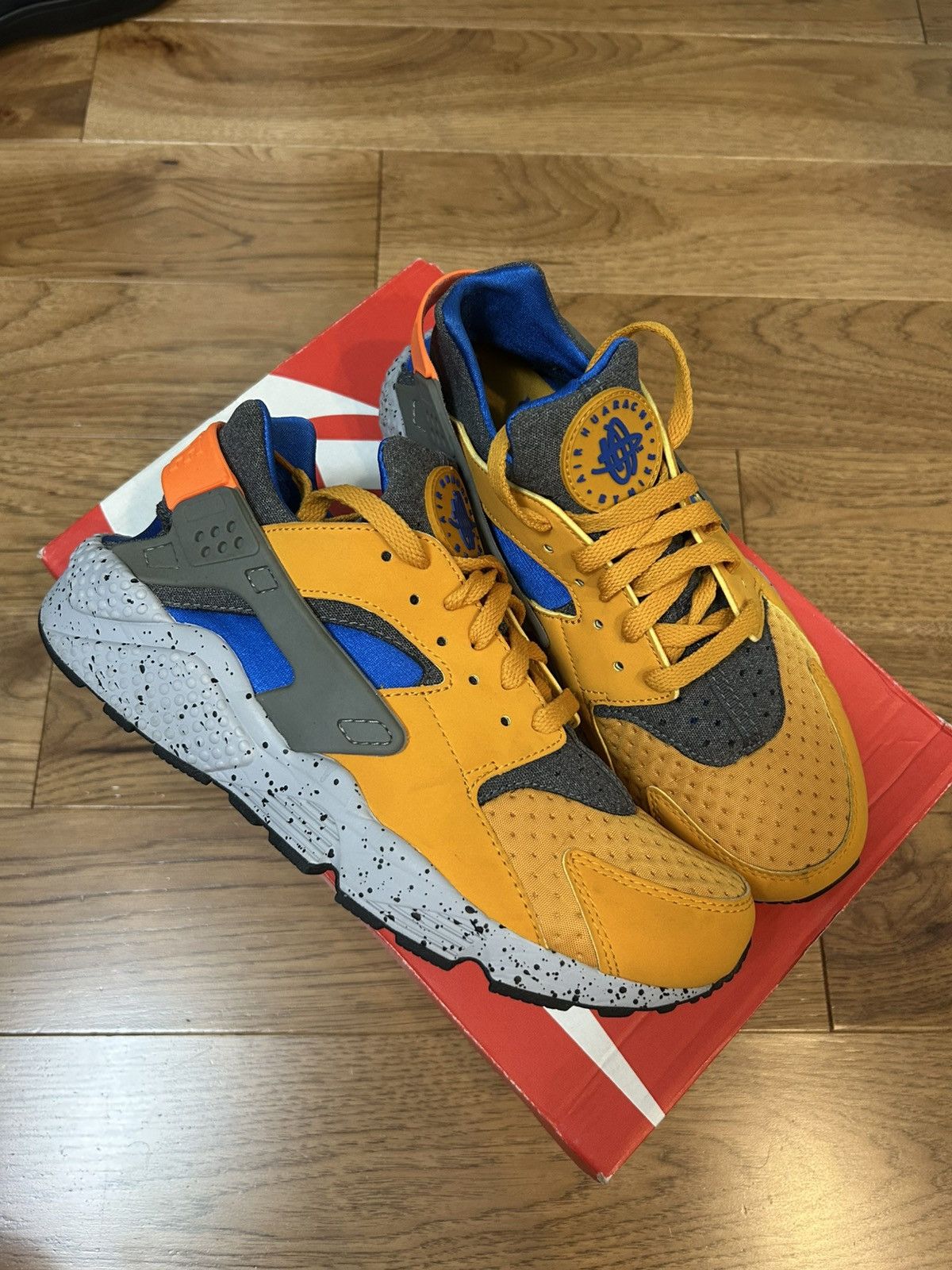 Nike Nike Huarache Gold Leaf (RARE) Size US 9 / EU 42 - 2 Thumbnail