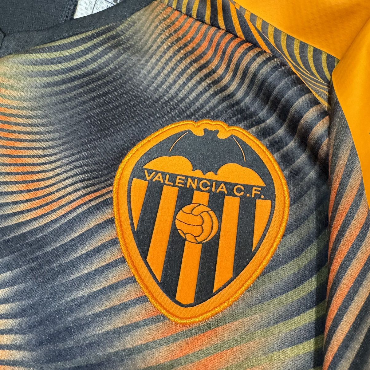 Puma Valencia 19/20 away shirt #10 Parejo Size US M / EU 48-50 / 2 - 5 Thumbnail