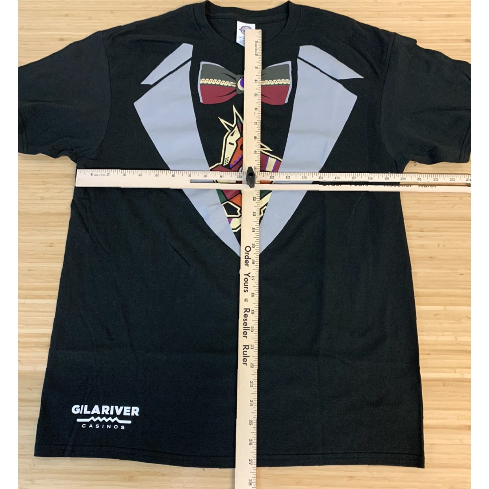 Delta VINTAGE Phoenix Coyotes Gila river Casino Promo Tuxedo T-Shirt Arizona L Black Mens 90s Graphic Tee Size US L / EU 52-54 / 3 - 2 Thumbnail