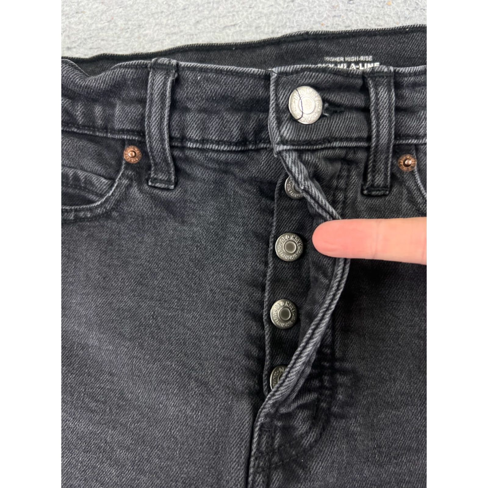 Old Navy Old Navy Shorts Black Denim Button 8 27x2 2.0 Inseam Cutoff A Line Ski Hi Flat Front Cotton Blend Zip 8 Women’s Style Casual Denim Shorts Size 30" / US 8 / IT 44 - 6 Thumbnail