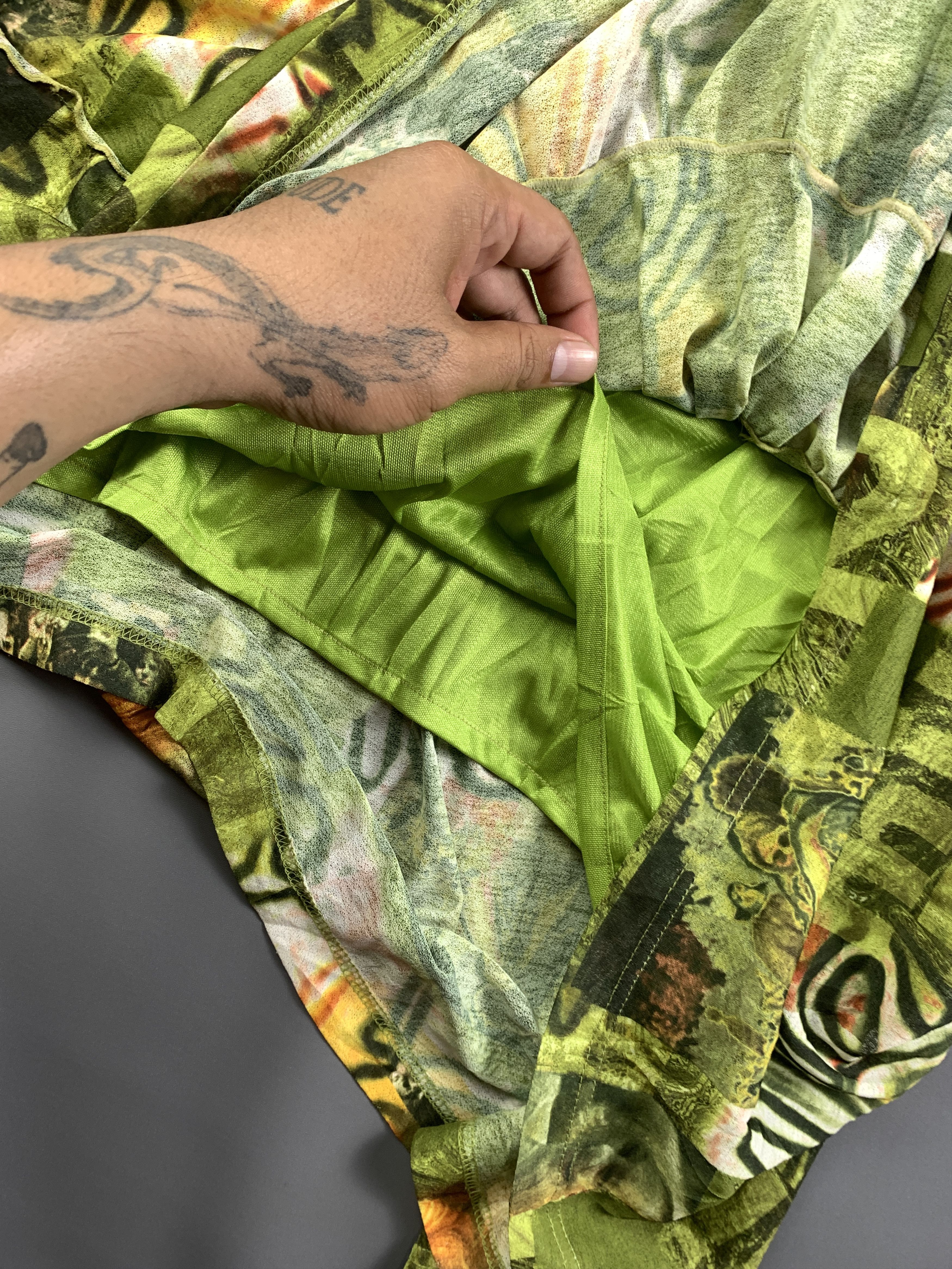 Japanese Brand Photograph Printed Green Mesh Midi Skirt (28) Size 28" / US 6 / IT 42 - 9 Thumbnail