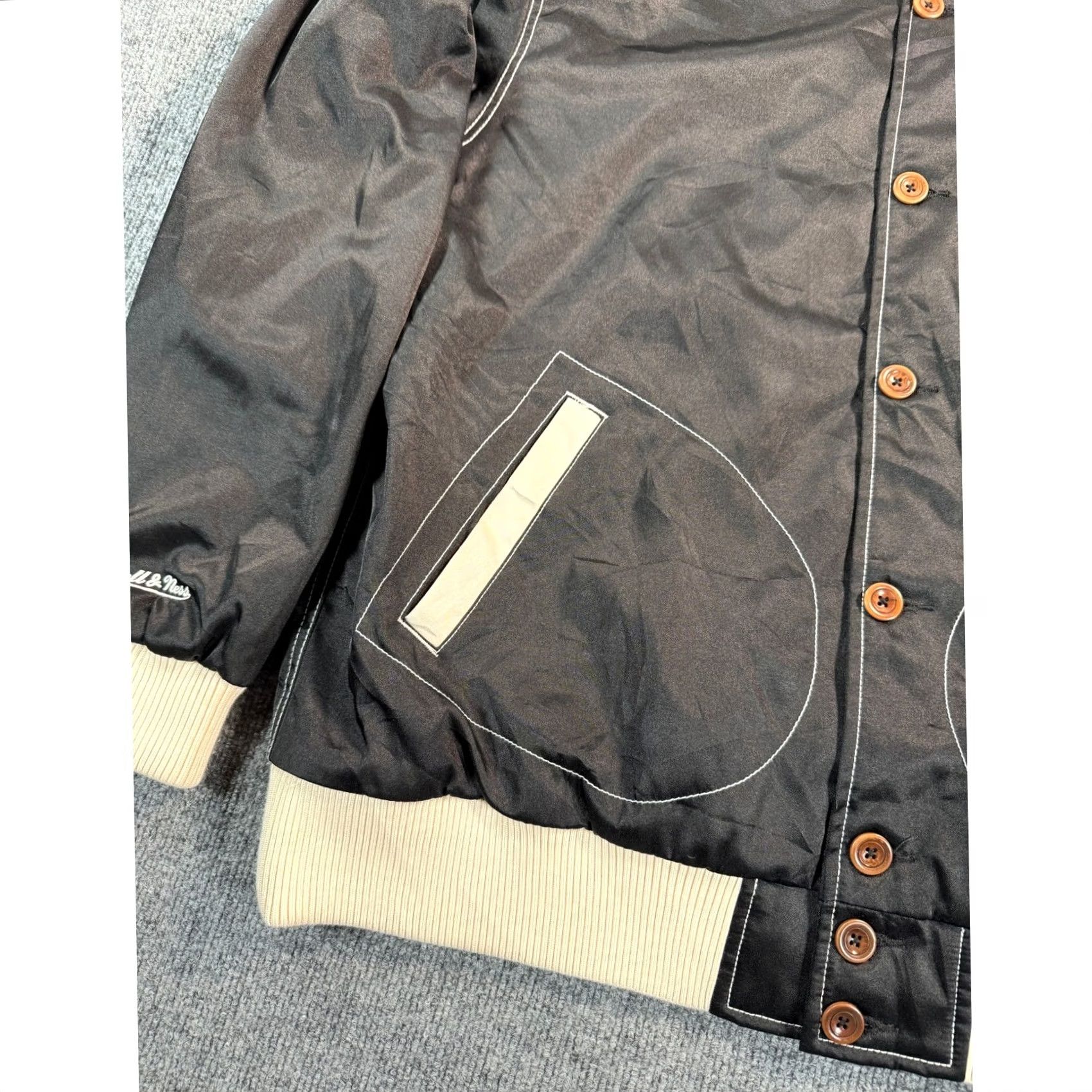 Mitchell & Ness VINTAGE Mitchell & Ness Chicago Bulls Satin Bomber Jacket Mens Large Black Logo Size US XXL / EU 58 / 5 - 5 Thumbnail