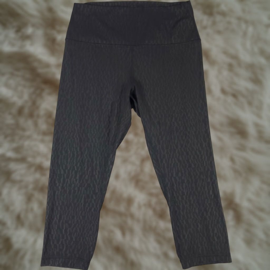 Lululemon LULULEMON Women's Size 3 Gray Black Geometric Capri Leggings Activewear Size 26" / US 2 / IT 38 - 1 Thumbnail