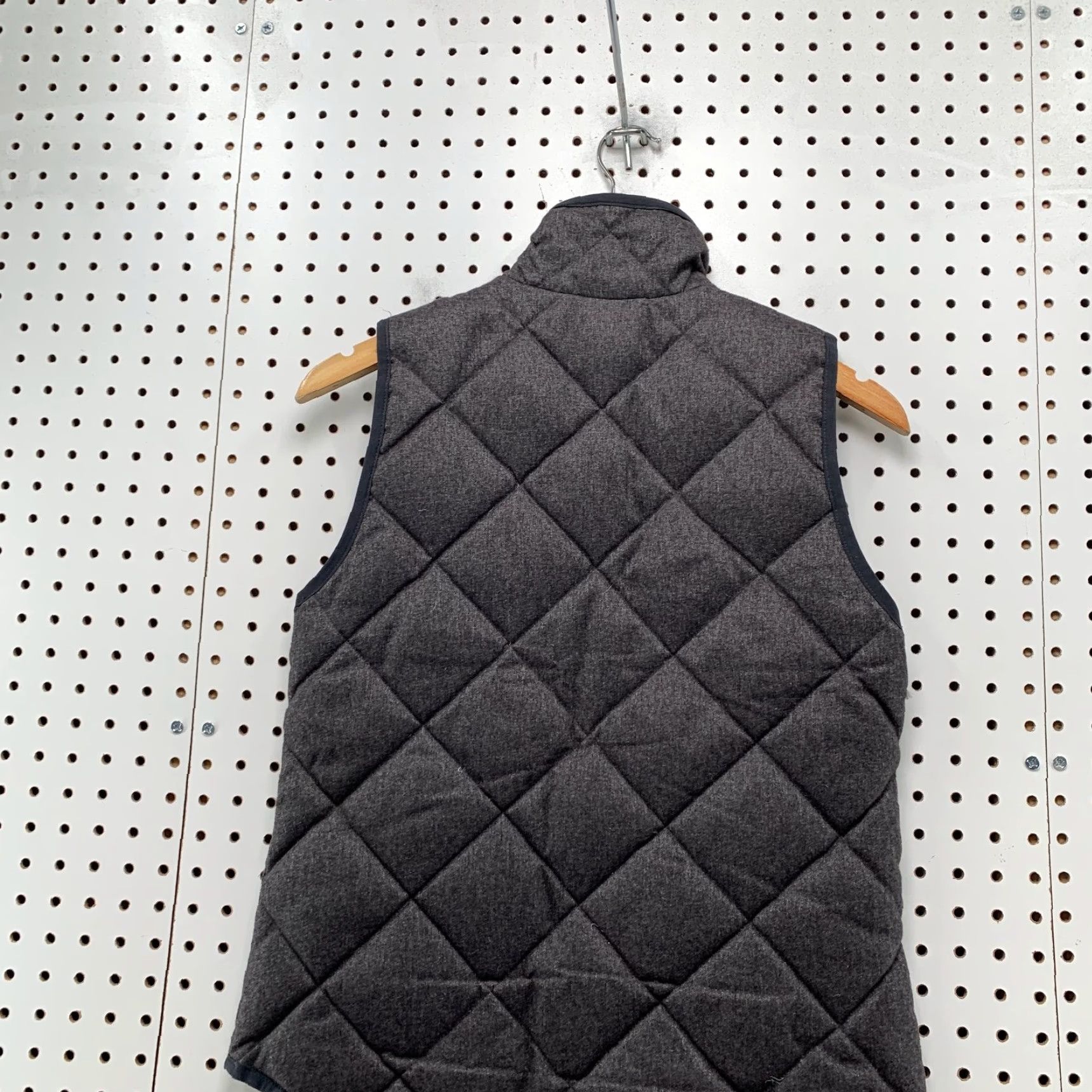 J.Crew JCrew Down Puffer Vest Womens 2XS Gray Sleeveless Quilted Layers Winter Vest Gray 2XS Womens Mens Girls Bags? Size XXS / US 00 / IT 34 - 7 Thumbnail