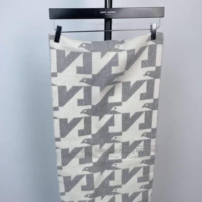 Louis Vuitton Louis Vuitton Houndstooth grey and white fringed large log Size ONE SIZE - 5 Thumbnail