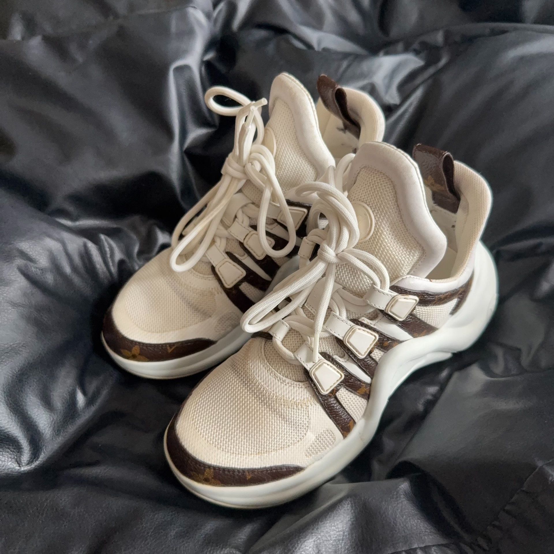 Louis Vuitton Louis Vuitton Lowtop Sneakers 35 Women Size US 5 / IT 35 - 1 Thumbnail