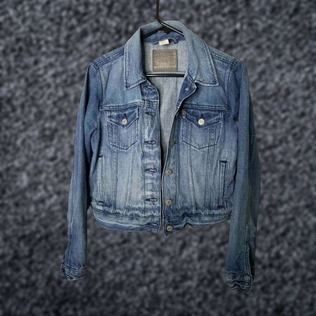 Levi's VINTAGE Levi's Women Jacket Trucker Denim Blue Medium Wash Distressed Pockets Size M / US 6-8 / IT 42-44 - 1 Thumbnail