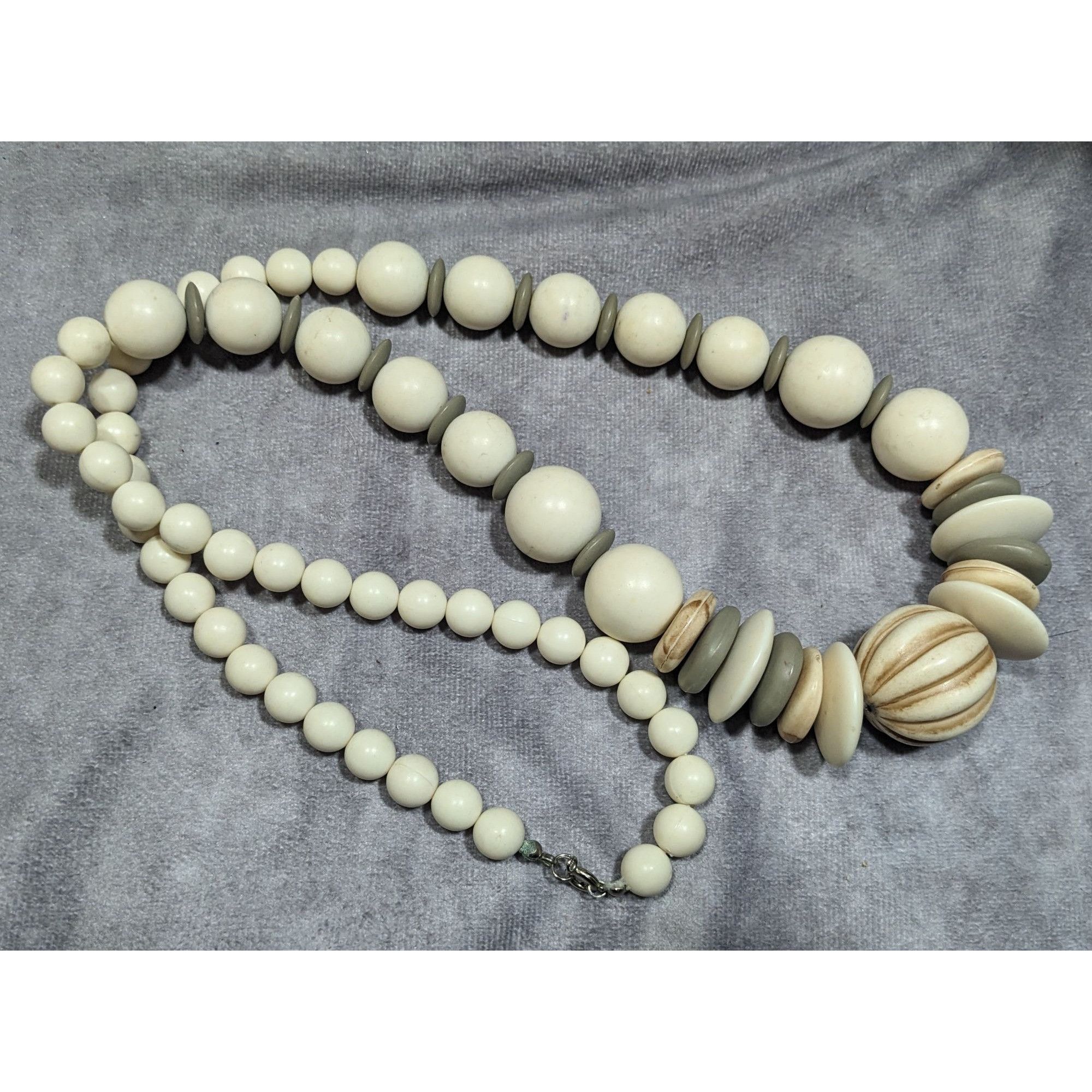 Other Vintage Cream And Grey Lucite Beaded Necklace Size ONE SIZE - 4 Thumbnail