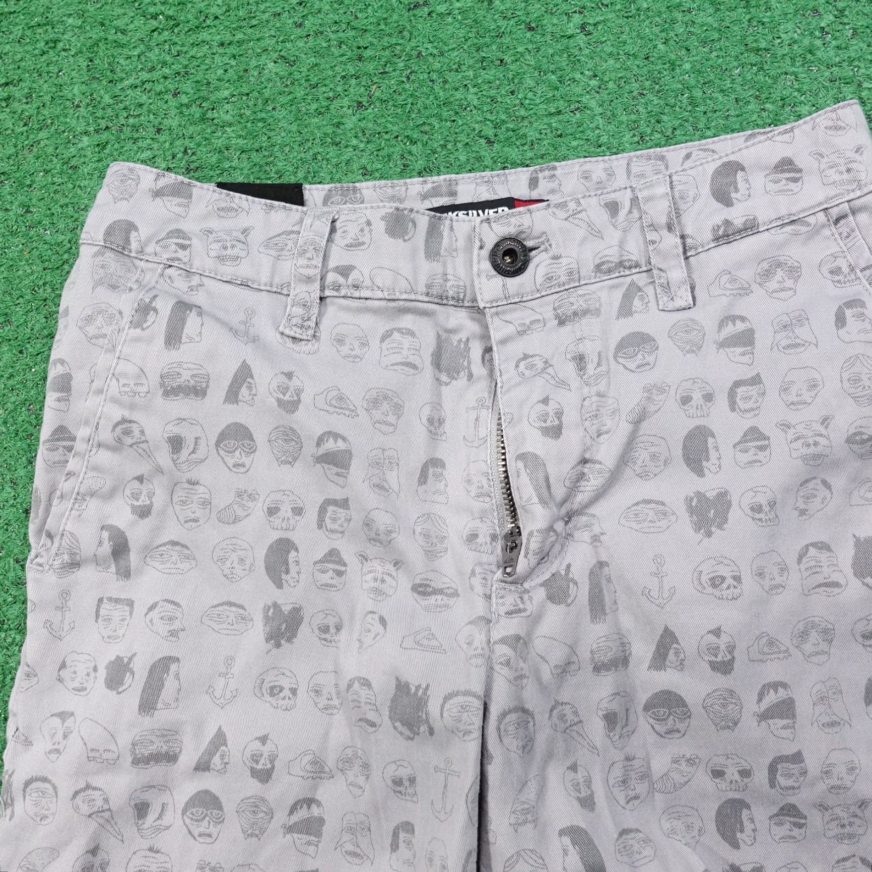Quiksilver QUIKSILVER Gray Cartoon Faces Flat Front Shorts Adult 26 Gray 27x10 Casual Belt Loops Hard to Find 90s Style Mens Size US 26 / EU 42 - 2 Thumbnail