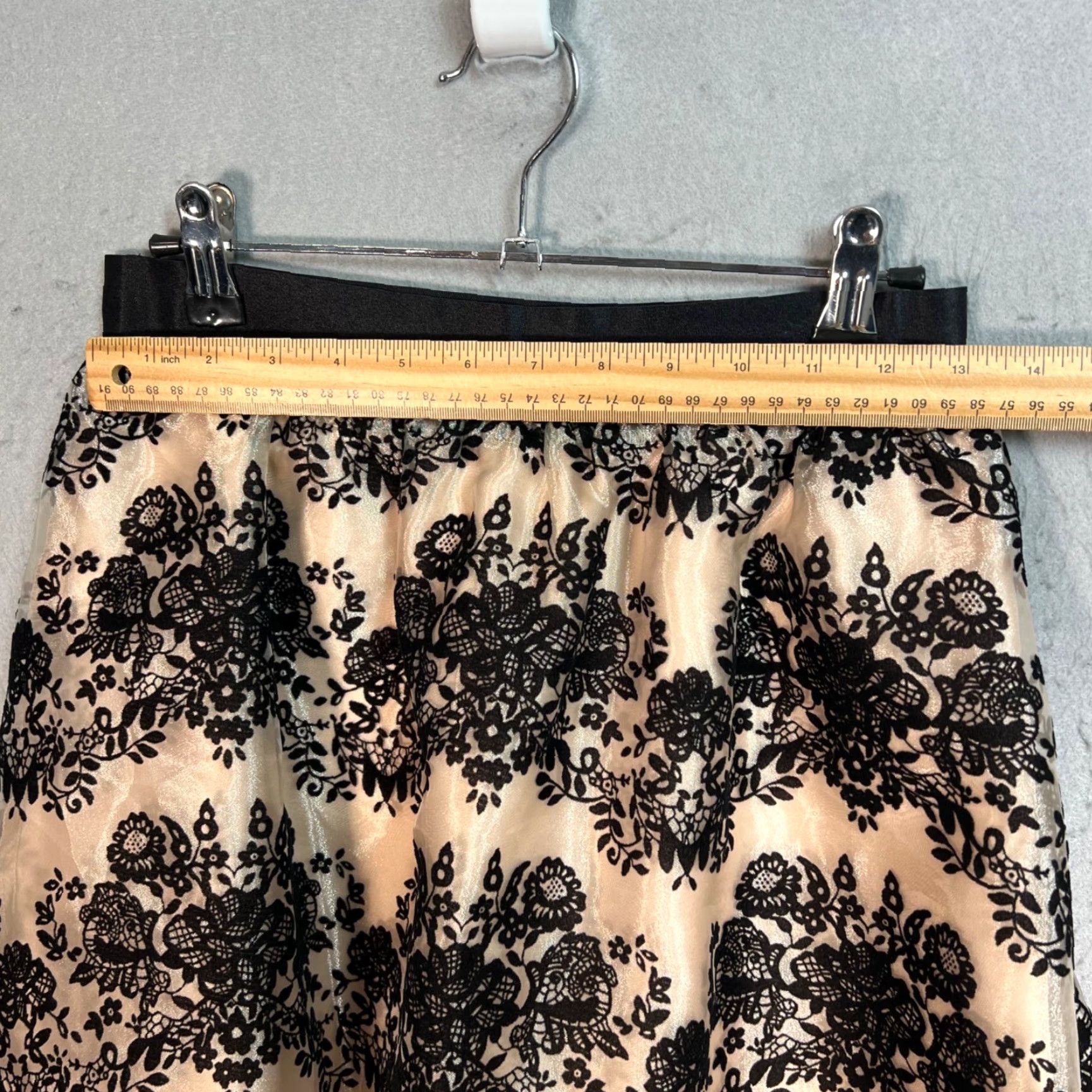 Express VINTAGE Express Skirt XS Black Lace Overlay Beige Lining Polyester Elastic Waist Womens Size 26" / US 2 / IT 38 - 5 Thumbnail