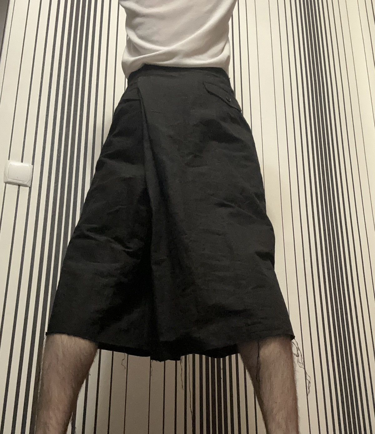 Julius 🪭2009 Julius CANON 2 Japan Asymmetrical Dark Shorts/Pants Size US 28 / EU 44 - 12 Thumbnail