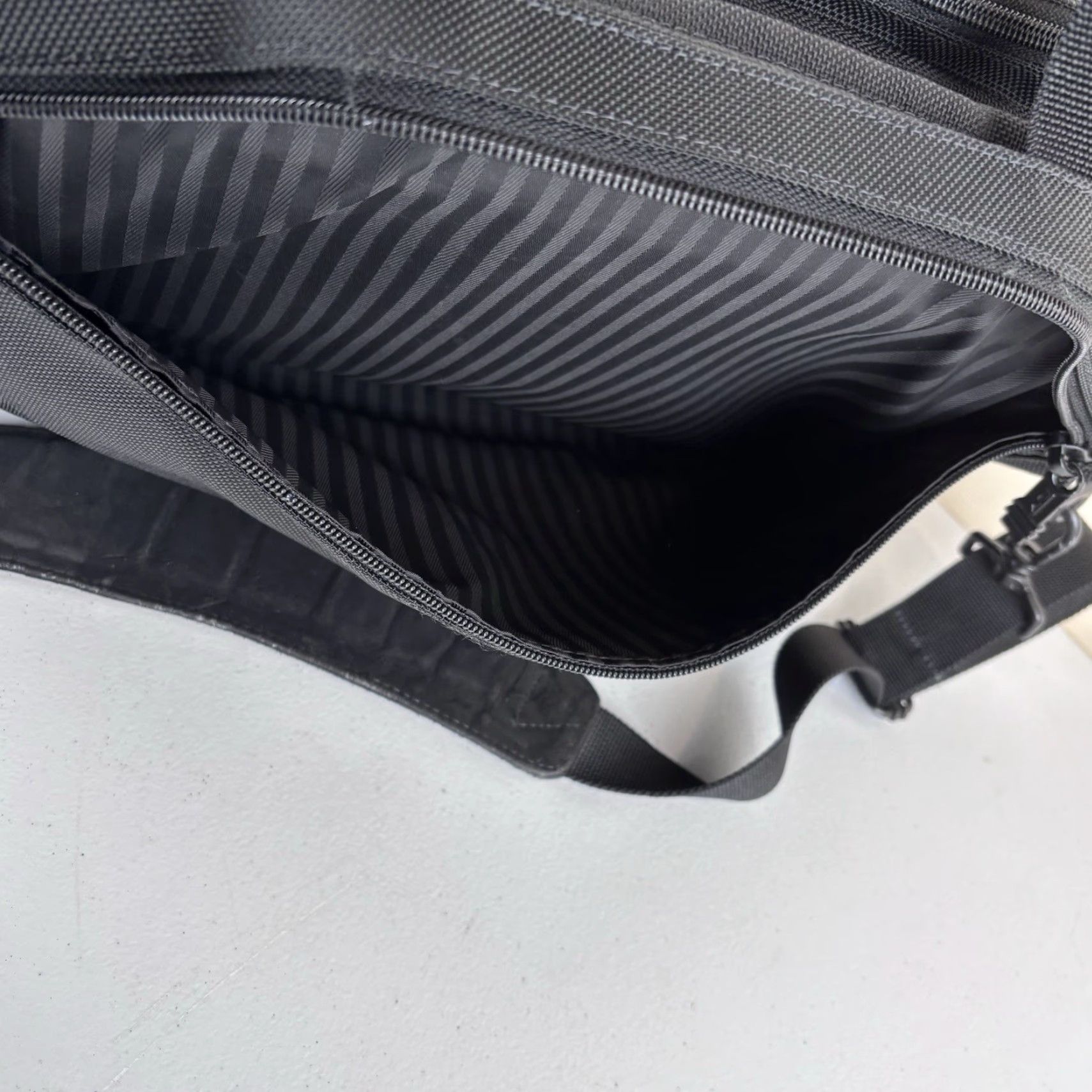 Tumi Tumi Black Nylon Messenger Bag Briefcase 18x11x6 Medium Ballistic Laptop Bag Men 206D3 Expandable Zip Size ONE SIZE - 5 Thumbnail