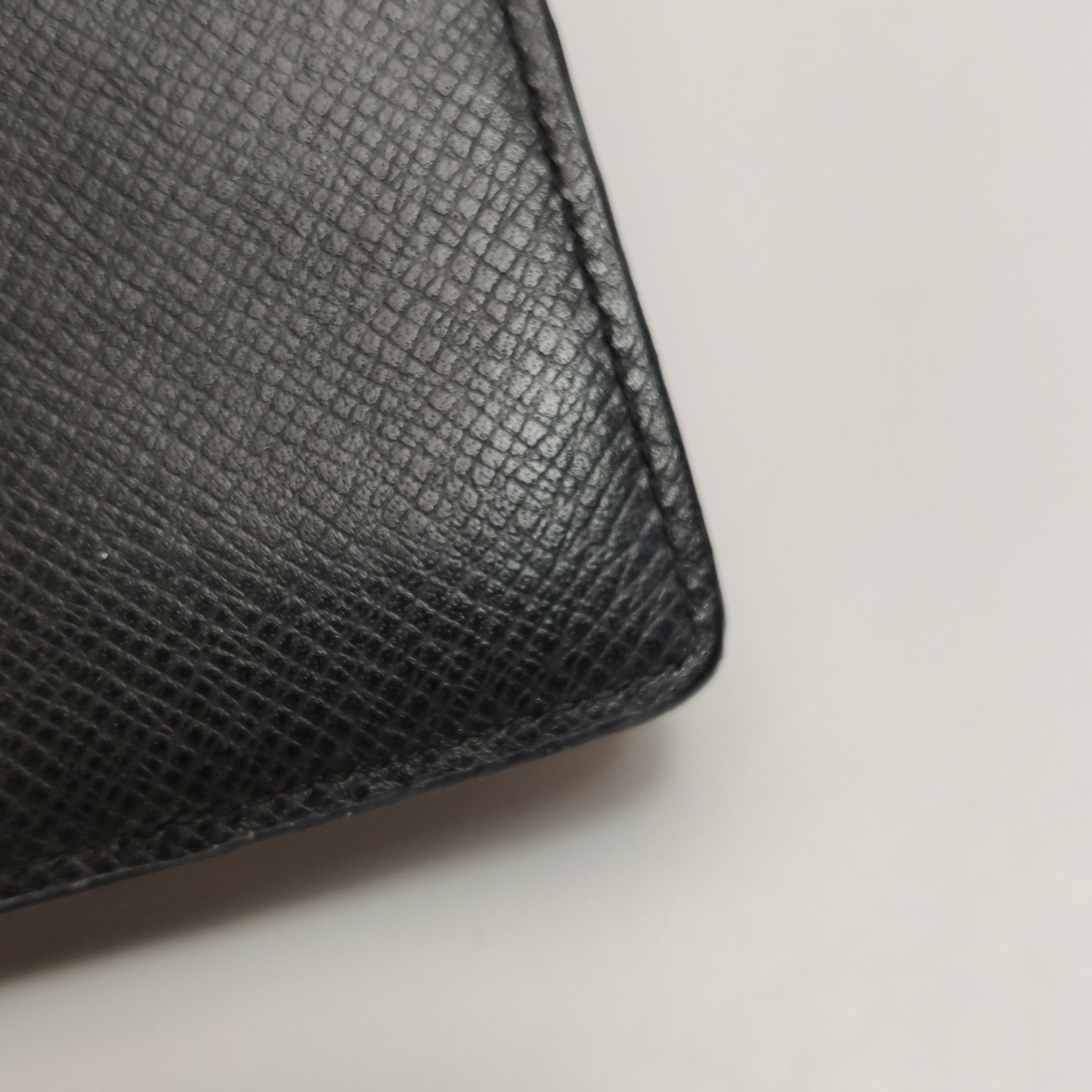 Louis Vuitton Louis Vuitton (LV) Brazza leather solid color folding card Size ONE SIZE - 9 Thumbnail