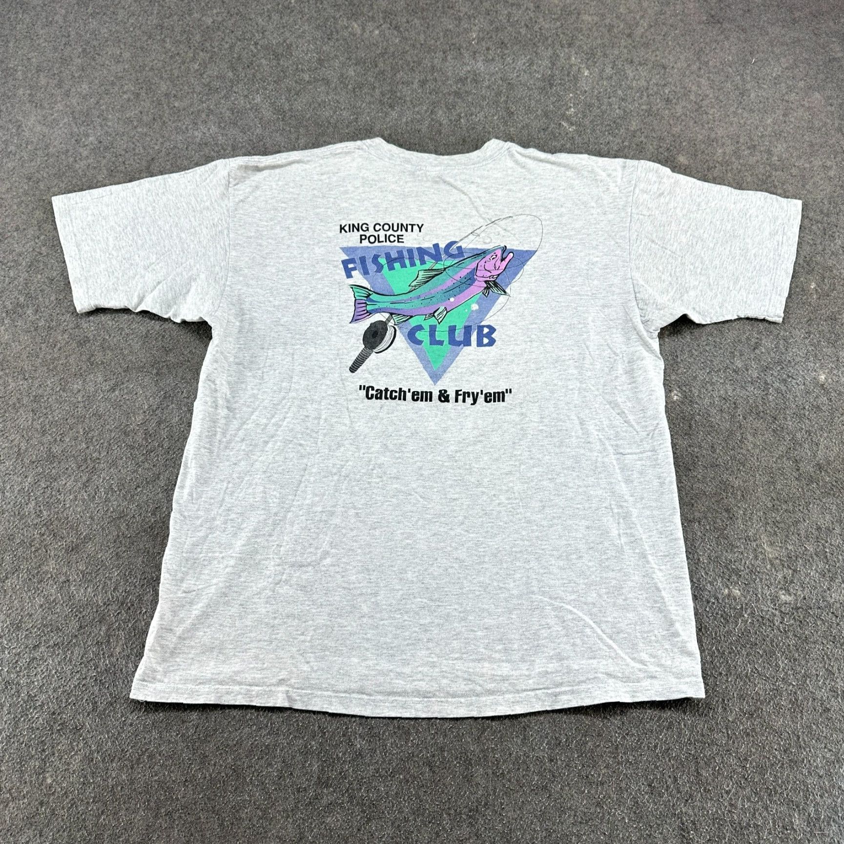 Gildan VINTAGE Fishing Shirt Mens XL Grey Catch Em Fry Em King County Seattle WA 90s Shirt Size US XL / EU 56 / 4 - 2 Thumbnail