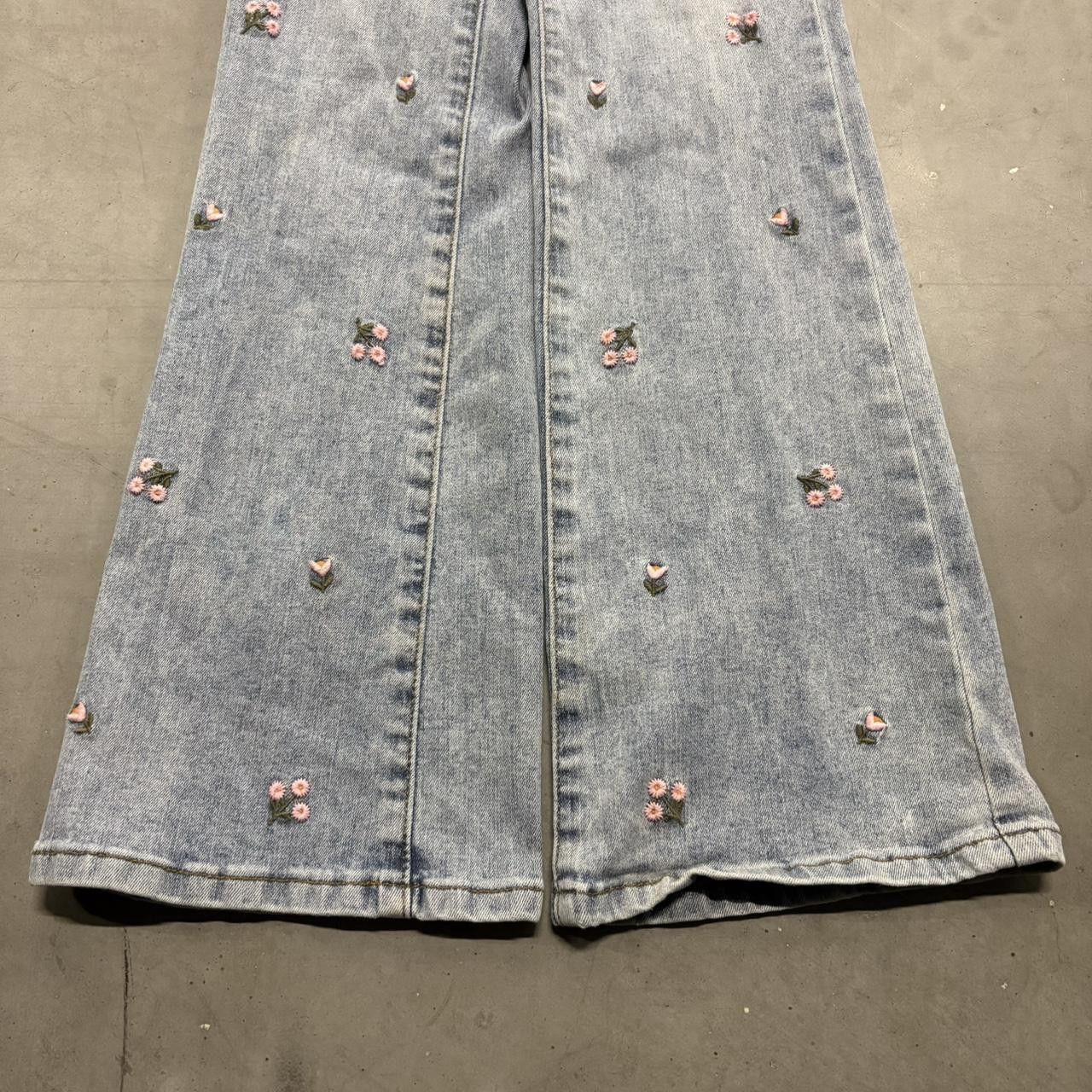 Vintage Crazy Vintage Y2K/2000s Flared Flower Embroidered Light Wash Denim Jeans! Size 24" / US 00 / IT 34 - 3 Thumbnail