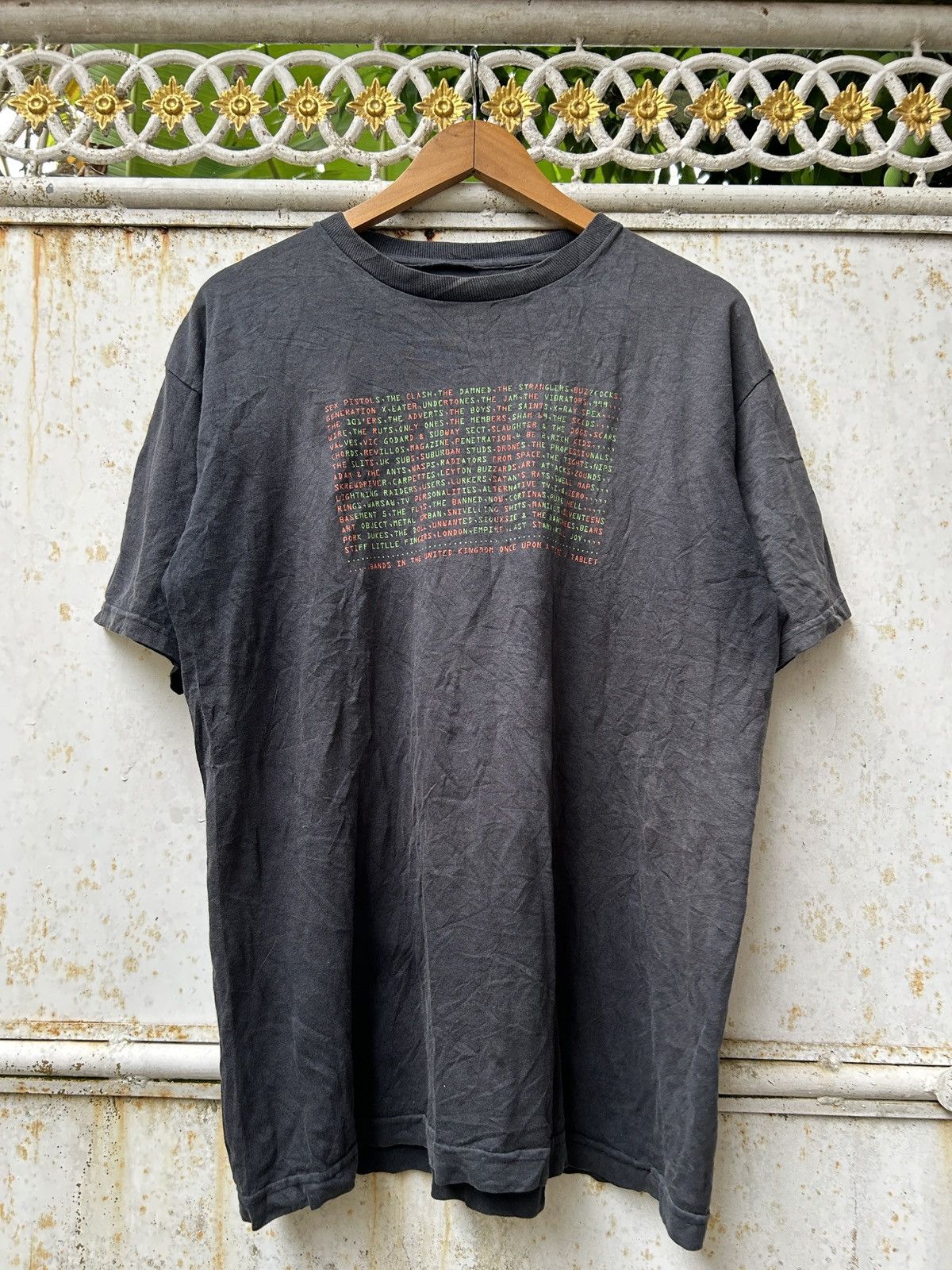 Vintage Vintage Rock Band Tshirt Distressed Sun Faded Erd grunge ege Size US S / EU 44-46 / 1 - 1 Thumbnail