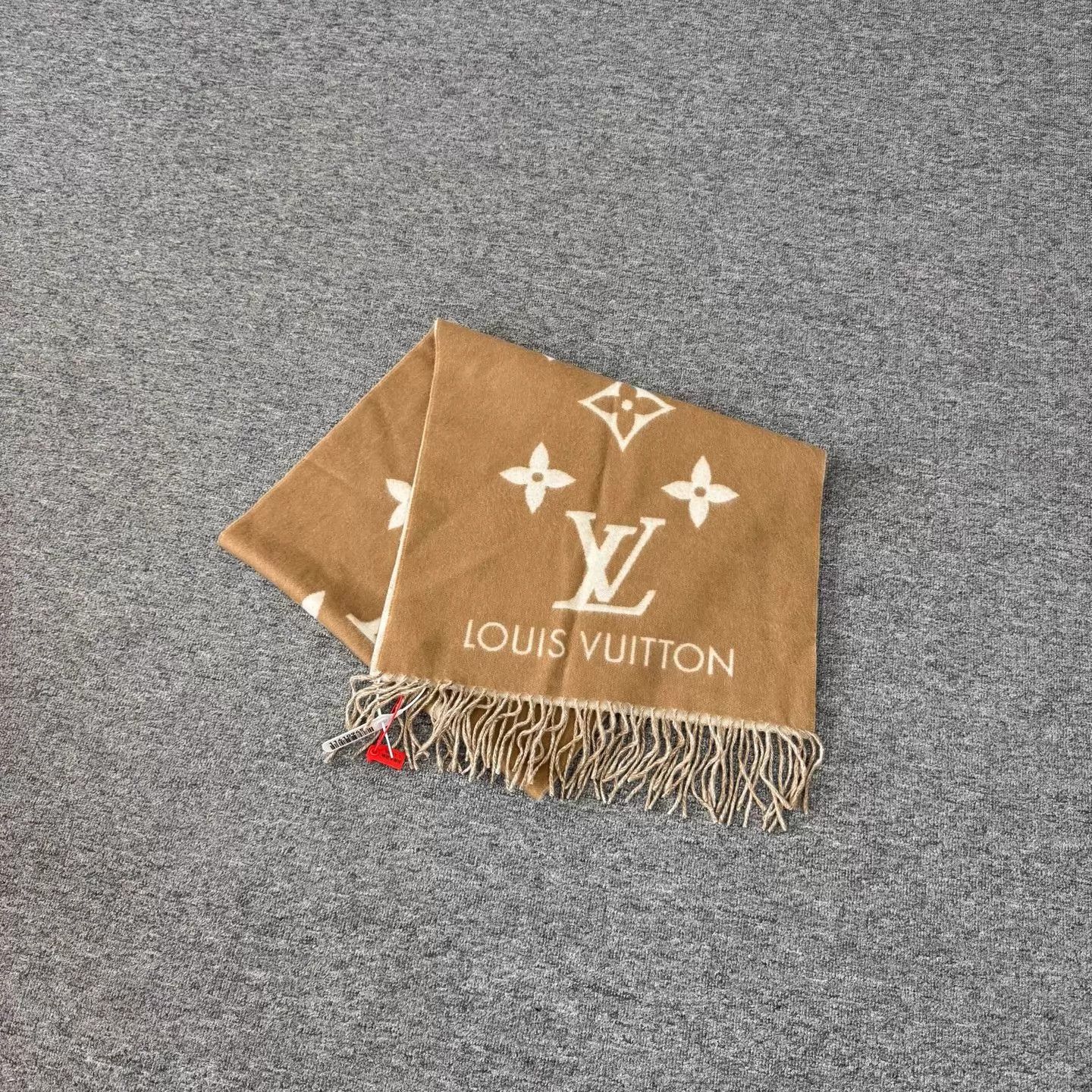 Louis Vuitton LV double monogram camel white fringe scarf mint Size ONE SIZE - 2 Thumbnail