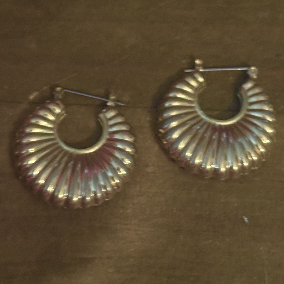 Other Gold tone scalloped hoop earrings Size ONE SIZE - 3 Thumbnail