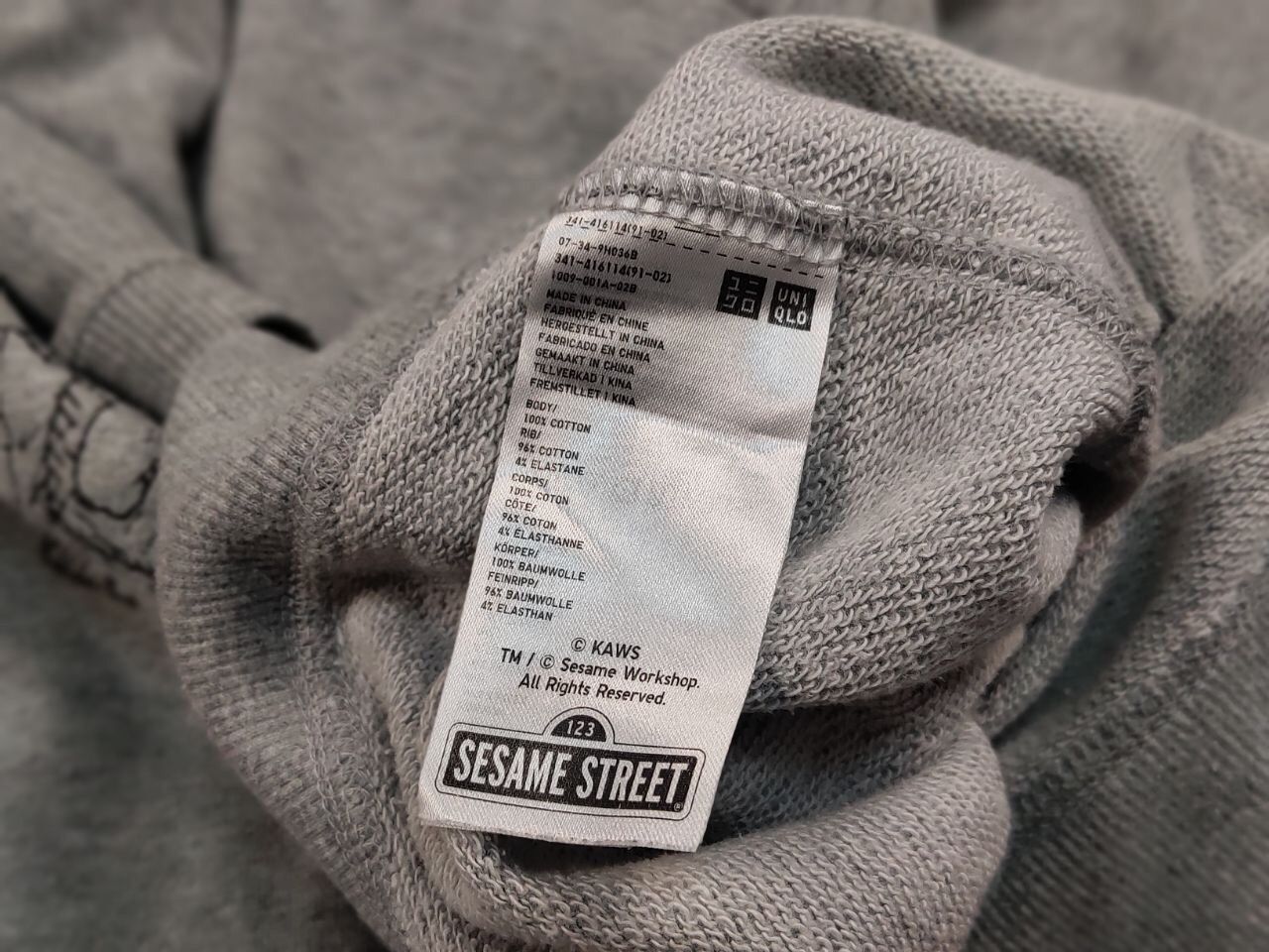 Kaws × Uniqlo Uniqlo x Kaws Sesame Street Logo Gray Crew Chek Sweatshirt Size US L / EU 52-54 / 3 - 20 Thumbnail