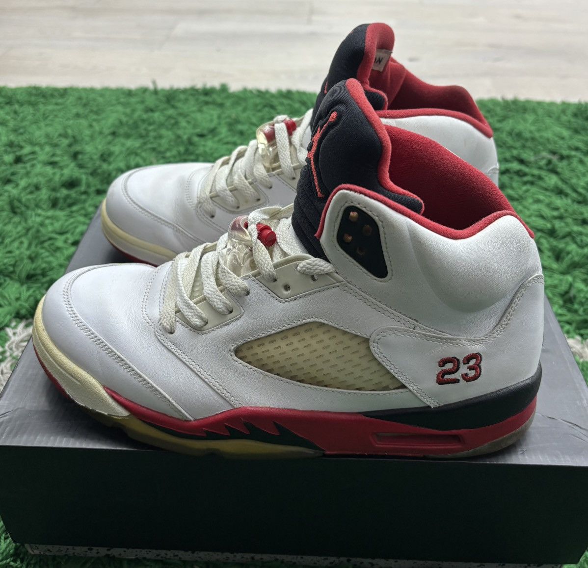 Jordan Brand AIR JORDAN RETRO 5 BLACK TONGUE FIRE RED SIZE 10 Size US 10 / EU 43 - 2 Thumbnail
