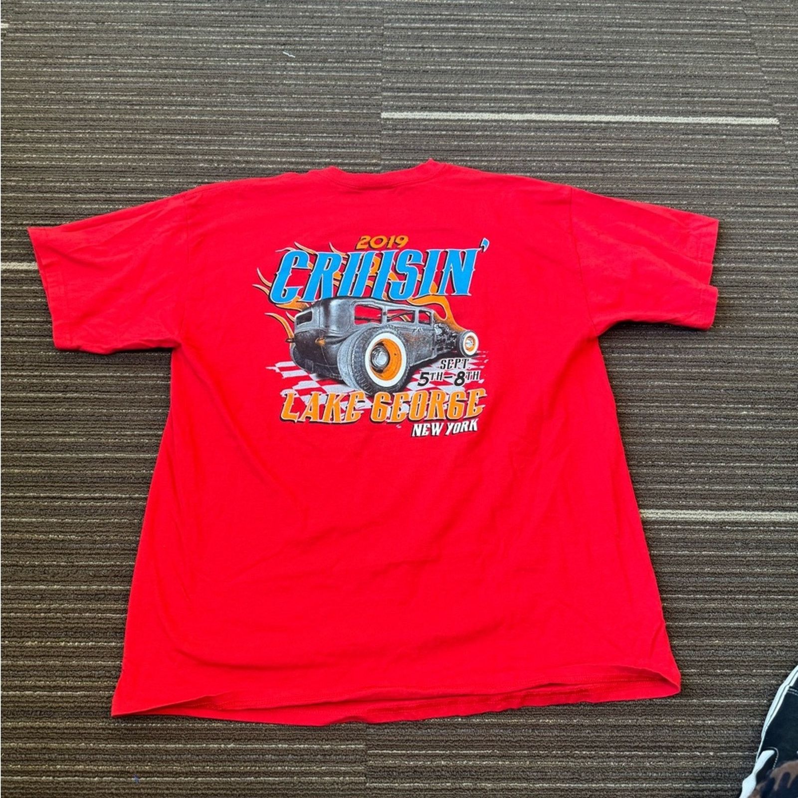 Gildan × Vintage American Vintage Red Short Sleeve Tee Classic Car Graphic Size US XL / EU 56 / 4 - 3 Thumbnail