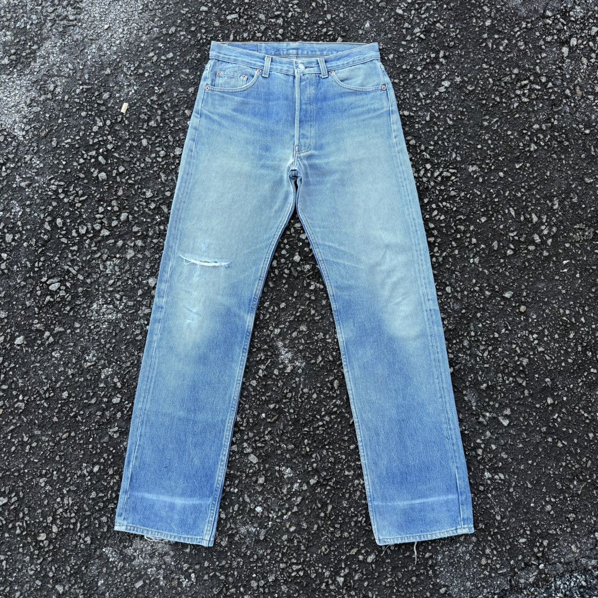 Levi's Vintage Clothing VINTAGE LEVI’S 501 USA LIGHT WASH RIPPED JEAN DENIM PANTS Size US 31 - 3 Thumbnail