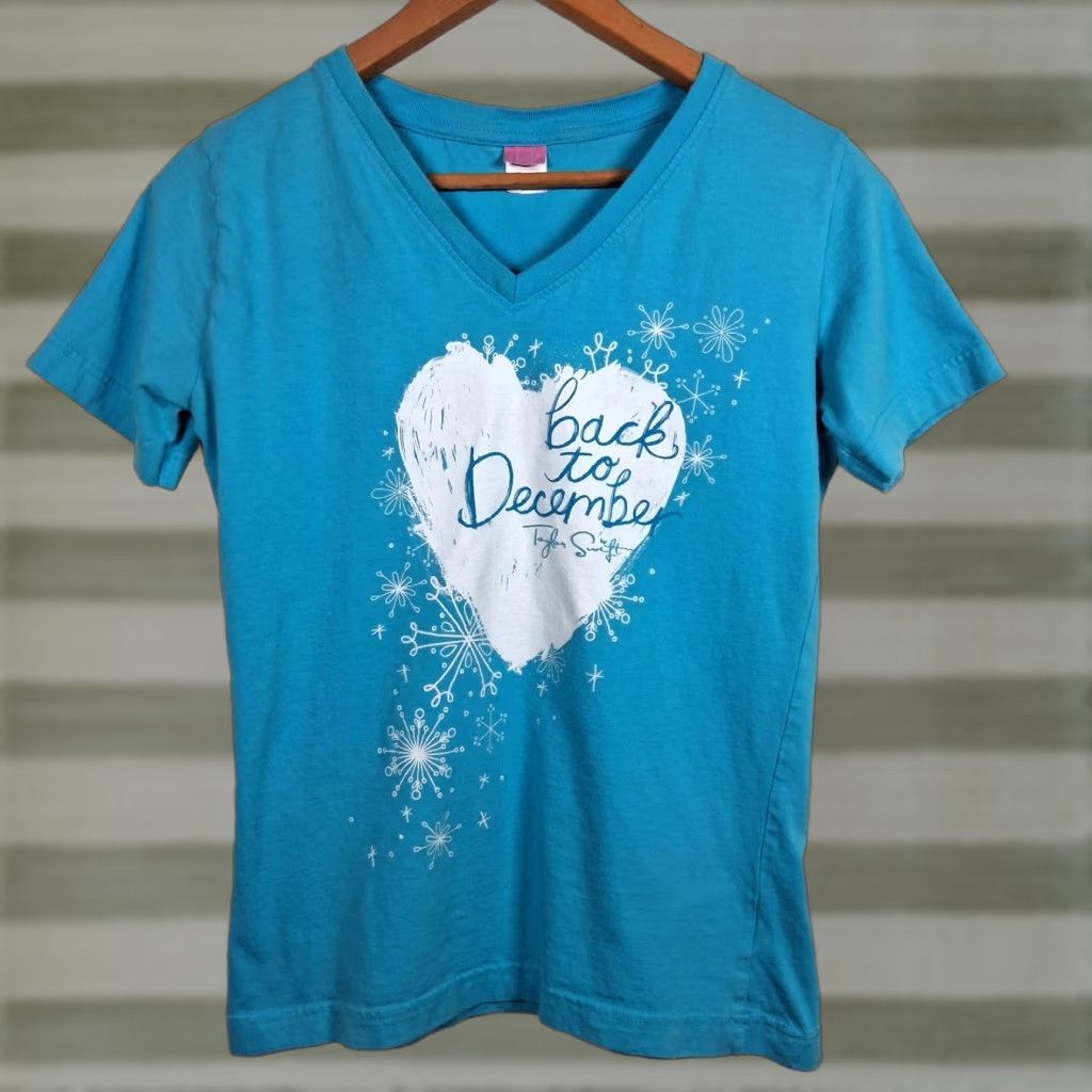 Vintage Taylor Swift Shirt Women Small Back To December Blue V-Neck Heart Graphic READ T-Shirt Casual Womens Size S / US 4 / IT 40 - 1 Thumbnail