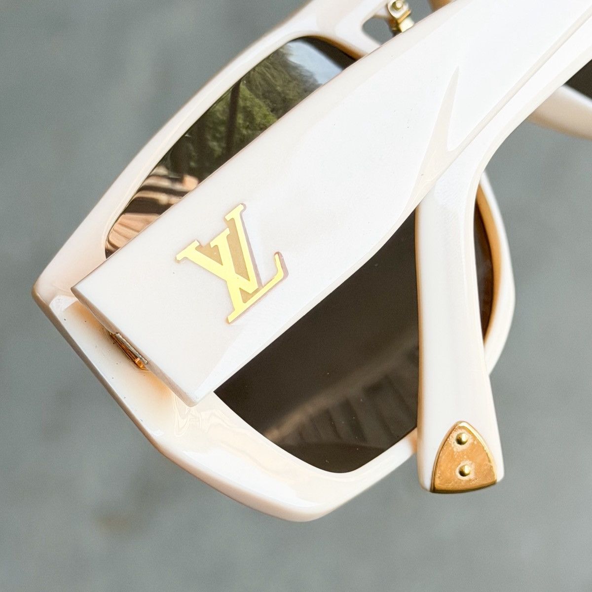 Louis Vuitton Louis Vuitton AW06 RUNWAY Vintage Bindi Garnet Sunglasses Size ONE SIZE - 9 Thumbnail