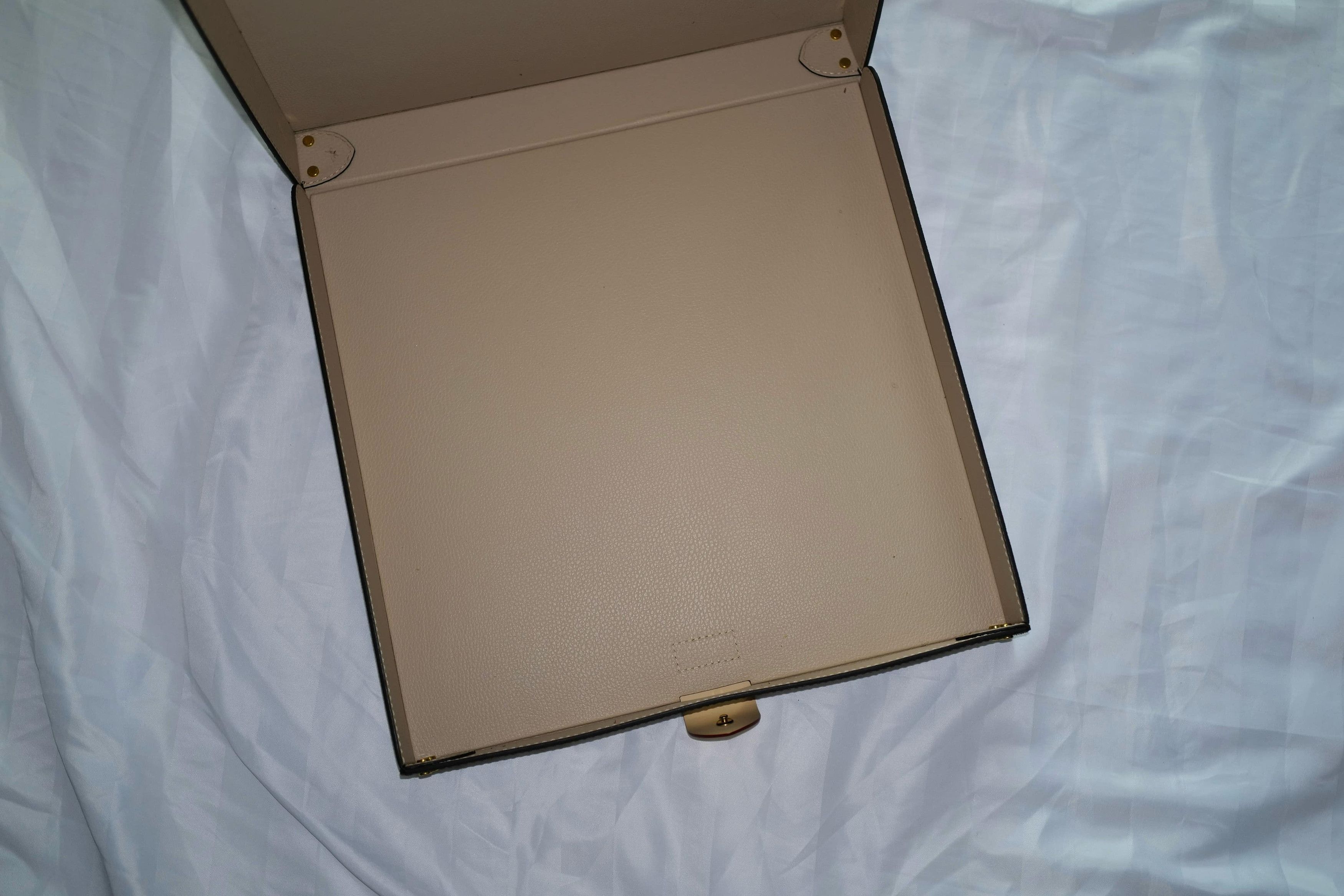Louis Vuitton Louis Vuitton Pizza Box Case GI0634 Size ONE SIZE - 10 Thumbnail