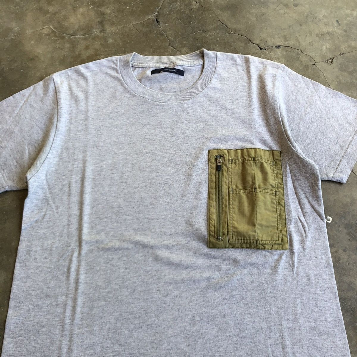 URBAN RESEARCH DOORS 🇯🇵2000s Urban Research Doors Big Pocket With Zipper Tee Grey Size US M / EU 48-50 / 2 - 2 Thumbnail