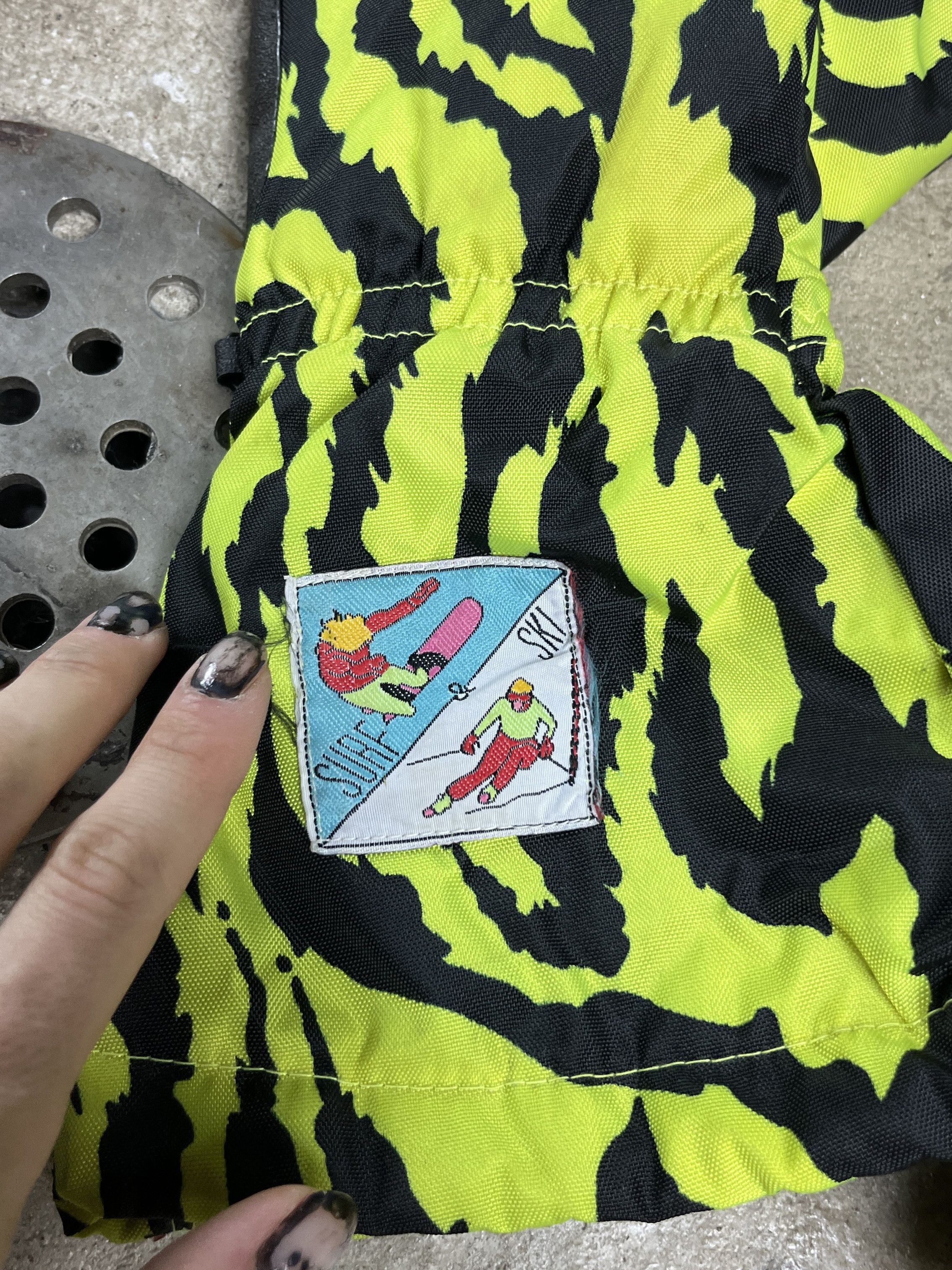 Other NEON ZEBRA PRINT CONVERTIBLE SKI MITTENS - № 4520 Size ONE SIZE - 6 Thumbnail