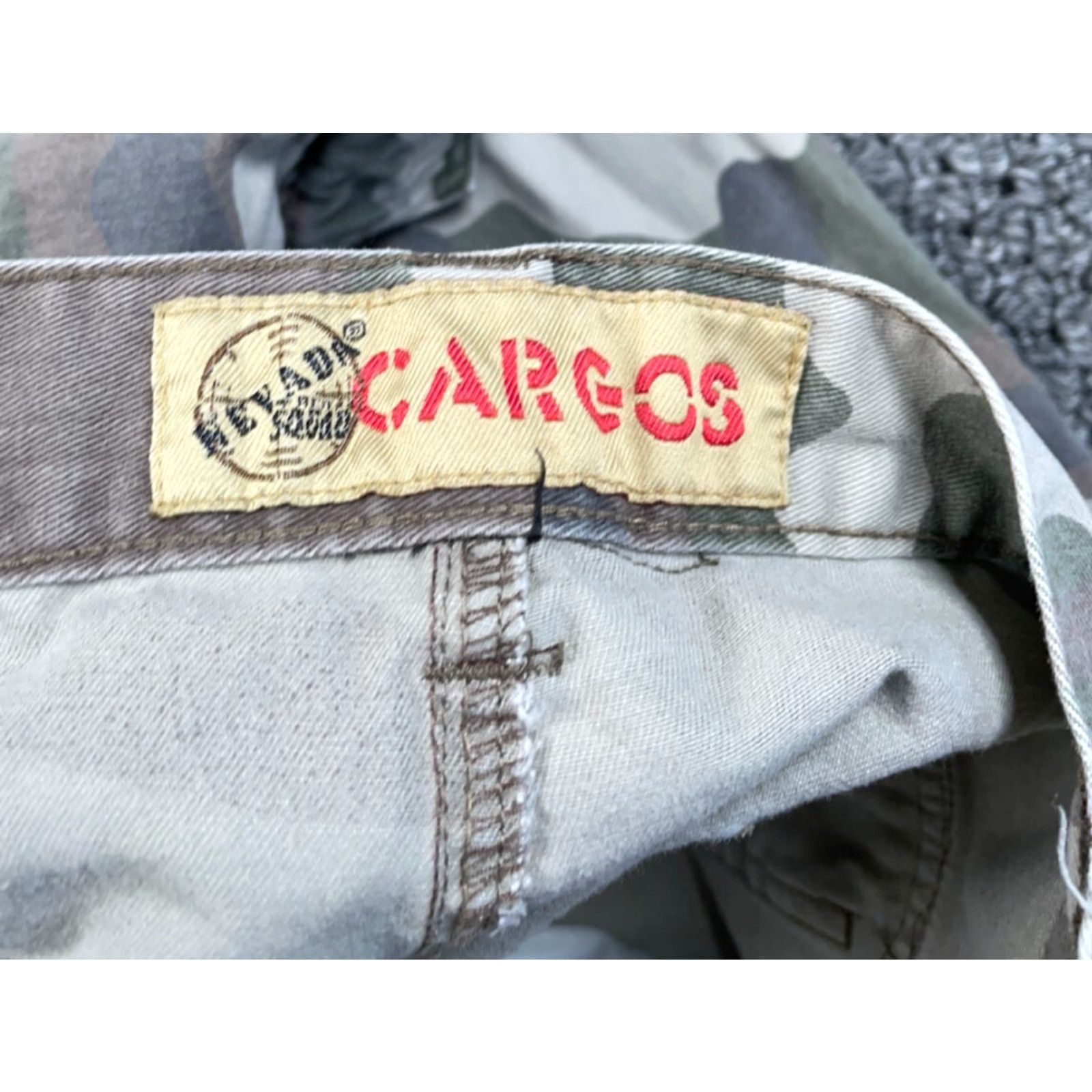 Vintage VINTAGE Nevada Camouflage Cargo Pants Men 34 x 28 Green Camo Straight Leg 90s Army Nature Outdoor Mens Size US 35 - 3 Thumbnail