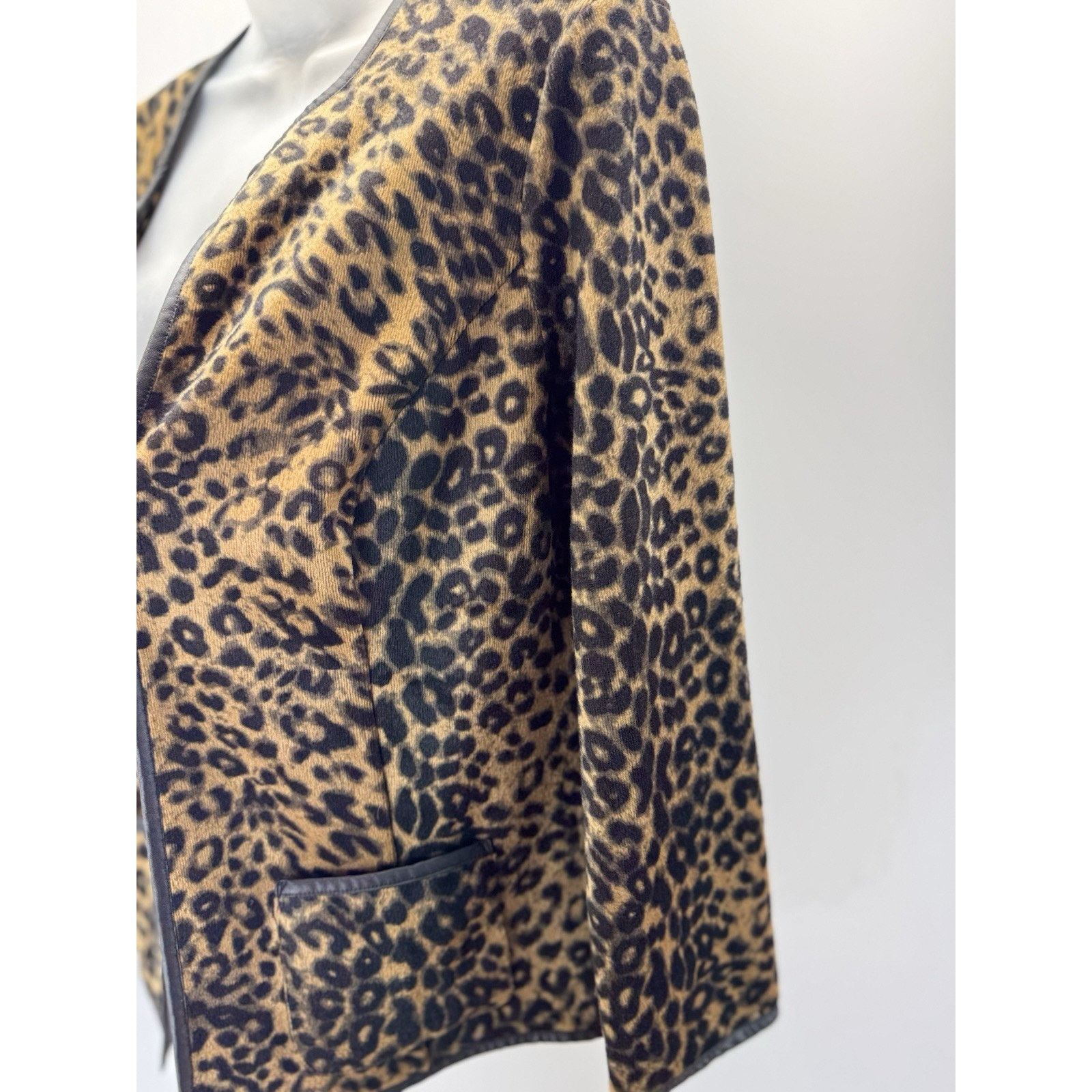 Chicos Chico's Leopard Faux Fur Faux Women’s Size 1 M Size M / US 6-8 / IT 42-44 - 5 Thumbnail