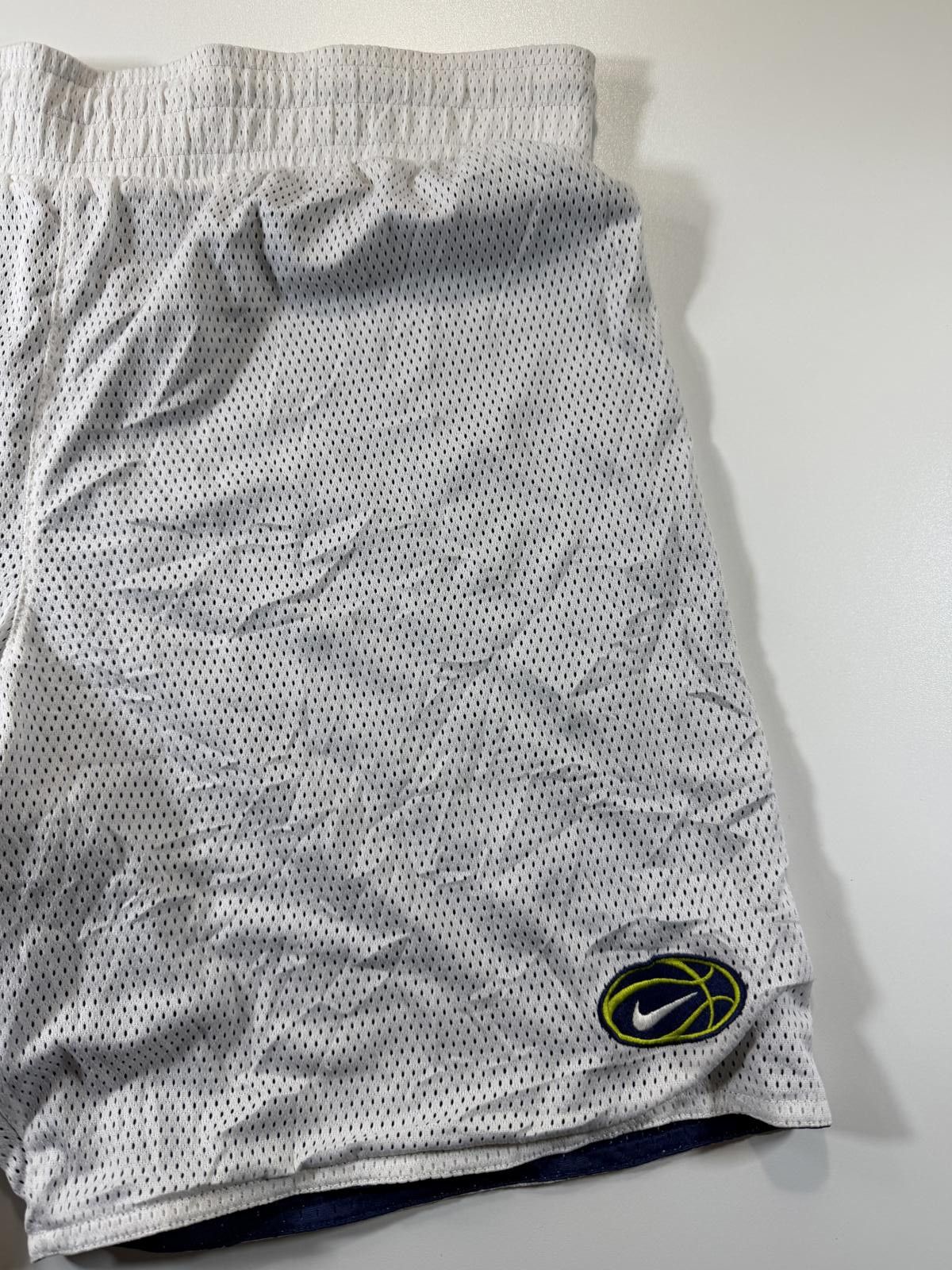 Nike Vintage Nike White Mesh Athletic Shorts with Basketball Logo Size US 32 / EU 48 - 2 Thumbnail