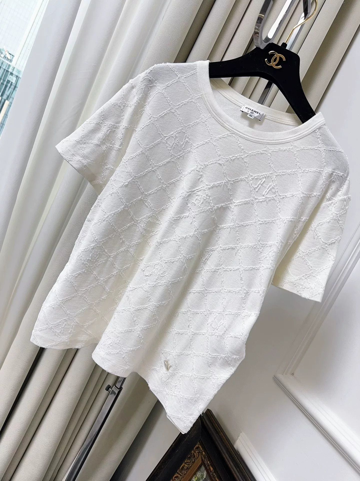 Chanel white quilted short sleeve Chanel t-shirt Size US S / EU 44-46 / 1 - 1 Thumbnail