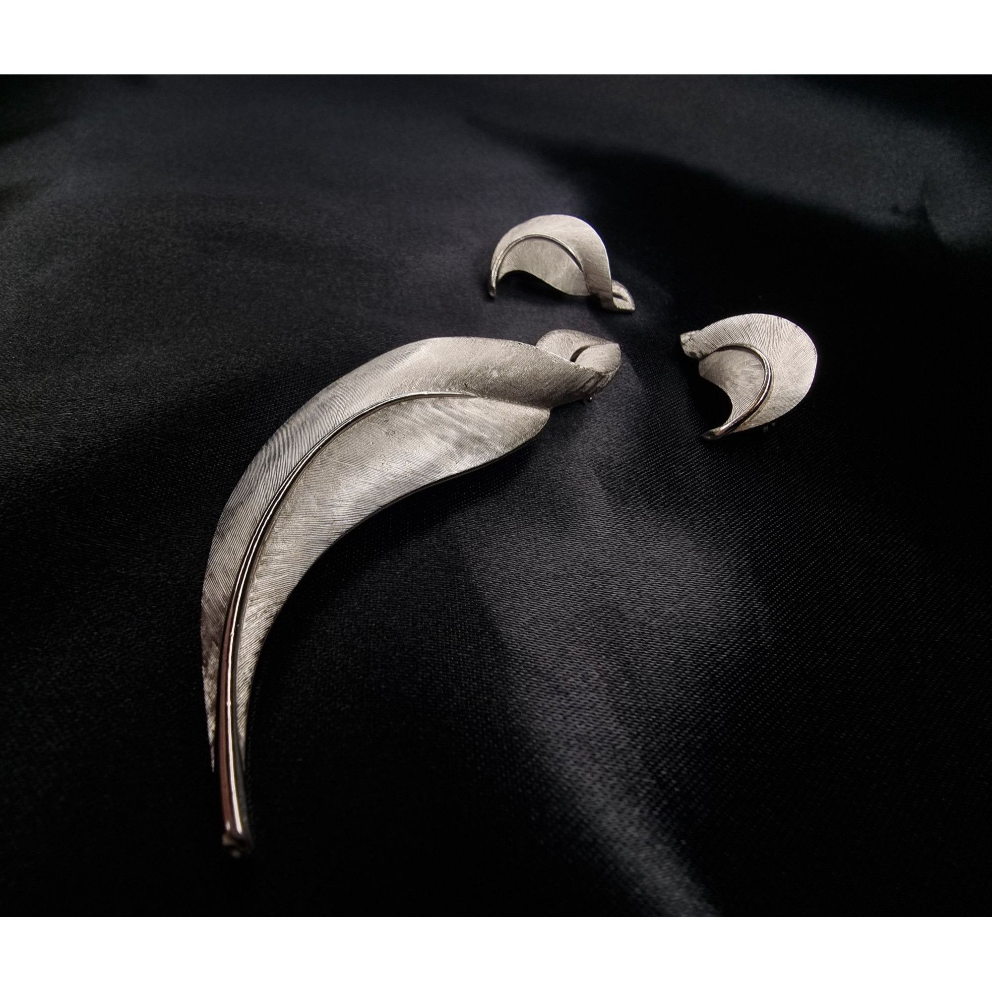 Vintage Vintage 1960s Trifari Silver Leaf Set – Brooch & Earrings Size ONE SIZE - 3 Thumbnail