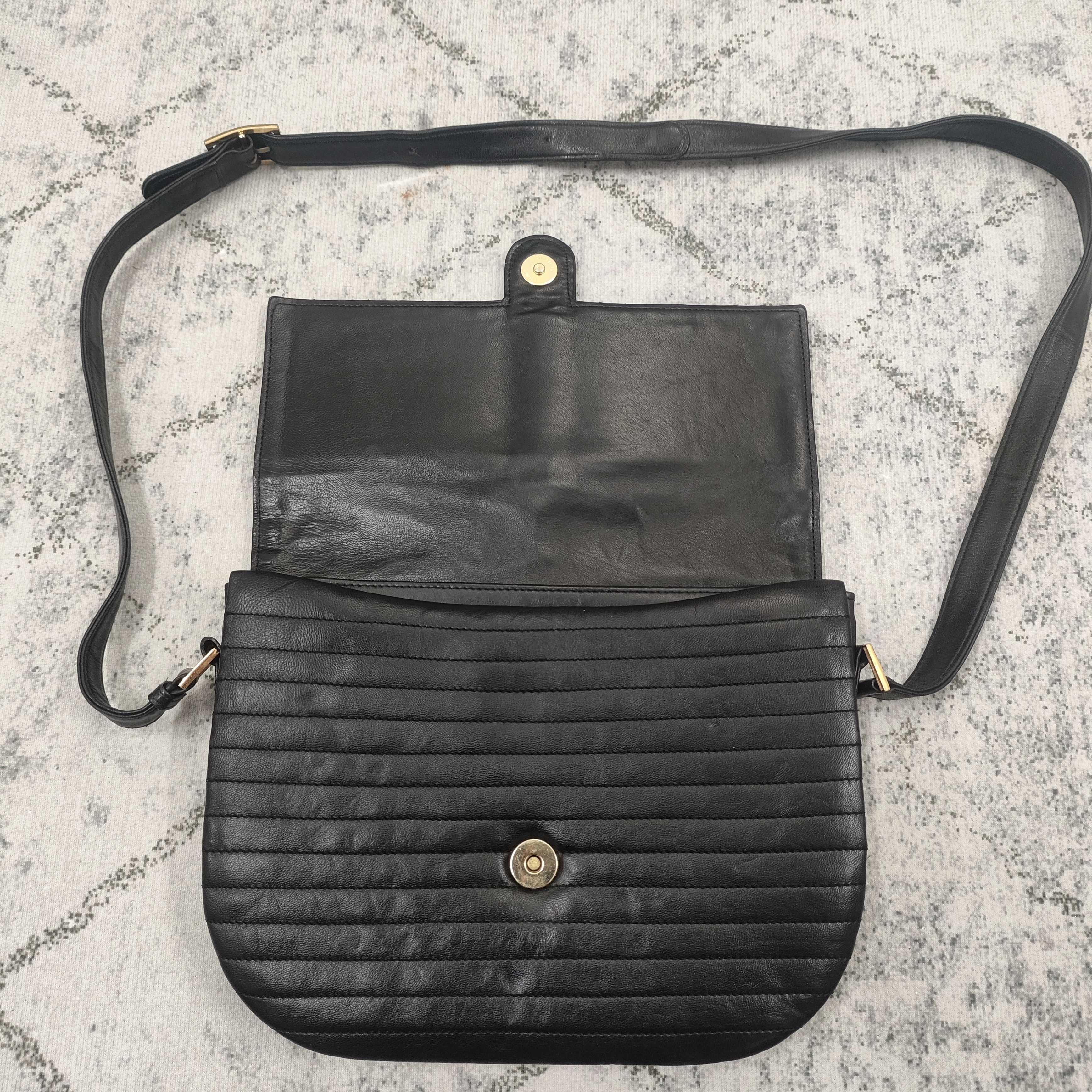 Givenchy × Vintage Vintage Givenchy quilted Lambskin leather Flap crossbody Size ONE SIZE - 3 Thumbnail