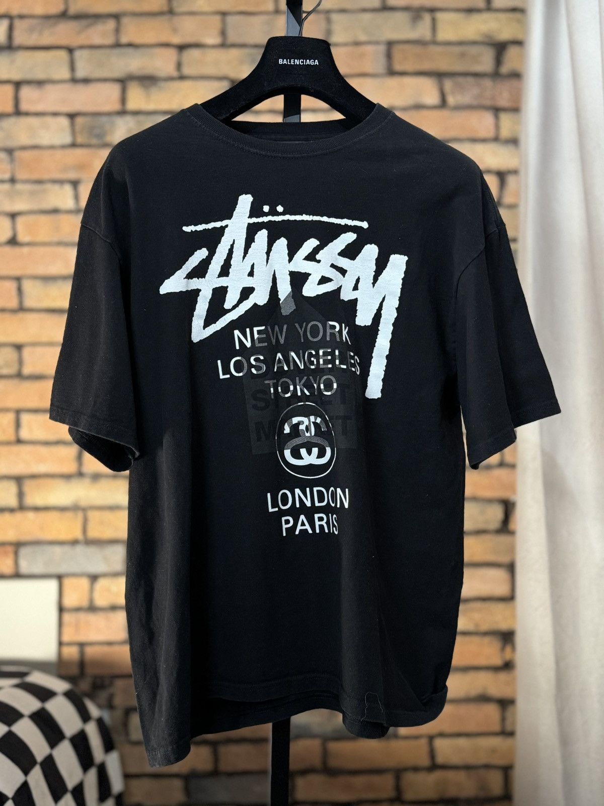 Dover Street Market × Stussy $78 WORLD TOUR BLACK TEE XL DSM GRAPHIC T SHIRT Size US XL / EU 56 / 4 - 2 Thumbnail