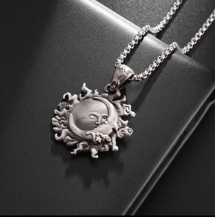 Japanese Brand × Vintage Moon Round Pendant Necklace Size ONE SIZE - 4 Thumbnail