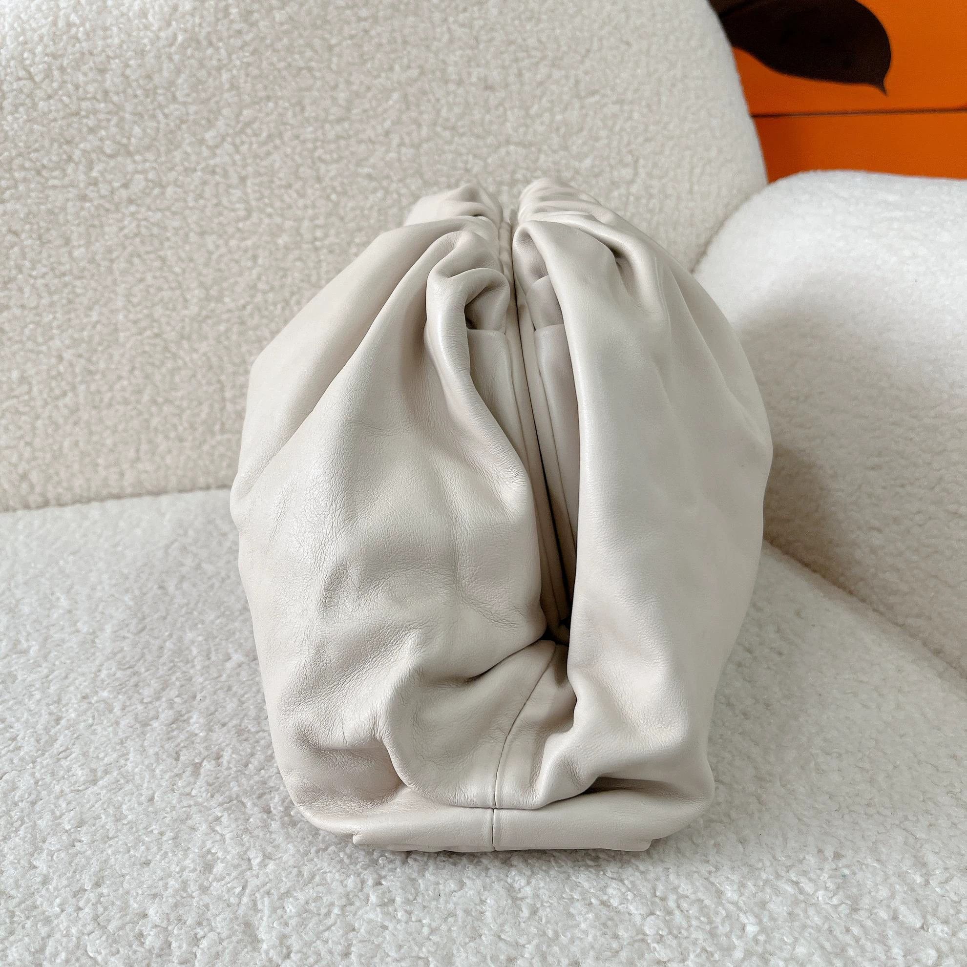 Bottega Veneta Bottega Veneta White The Pouch 38x19 Used Size ONE SIZE - 3 Thumbnail
