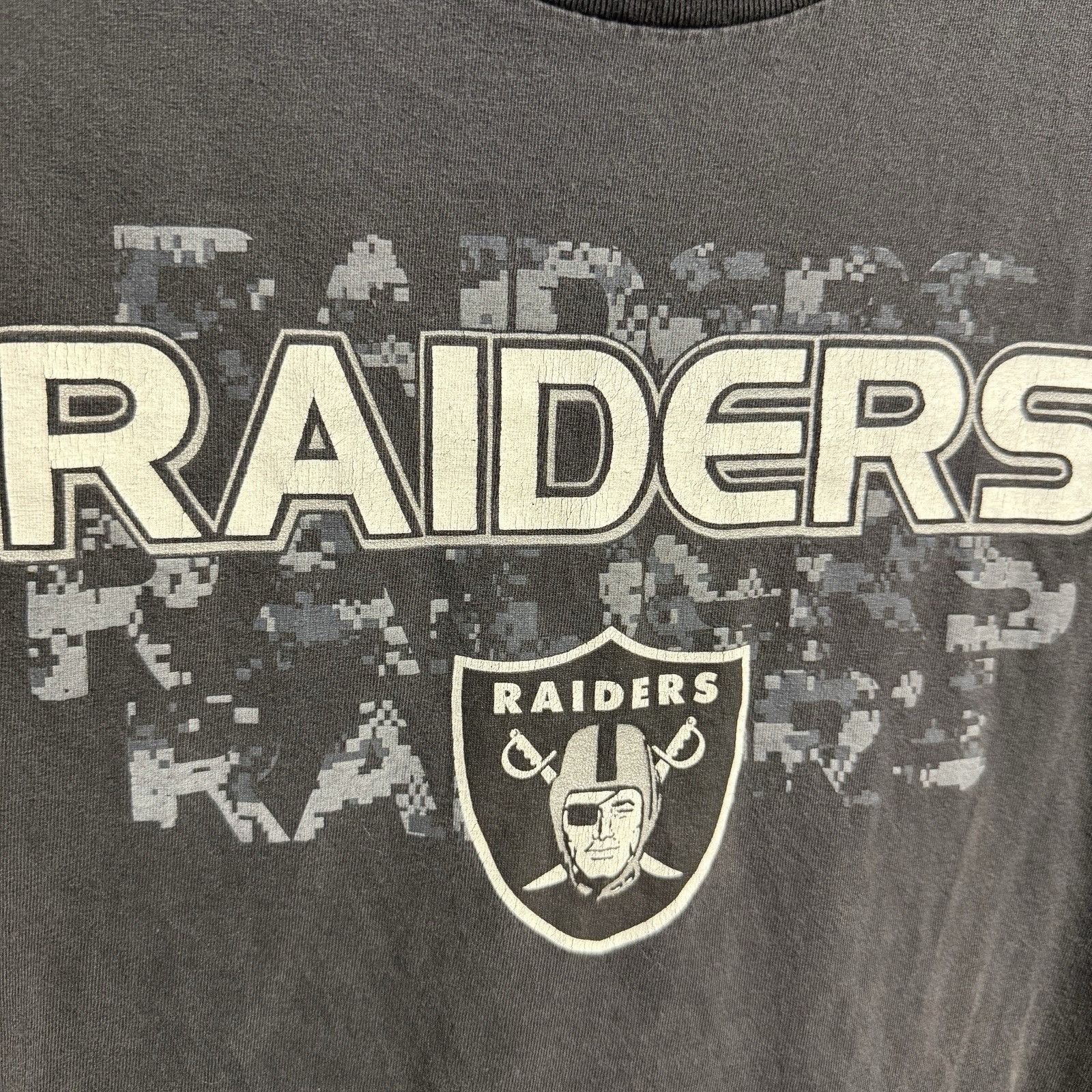 NFL Vintage Oakland Raiders T Shirt Mens 2XL Faded Black NFL Sho Size US XXL / EU 58 / 5 - 5 Thumbnail