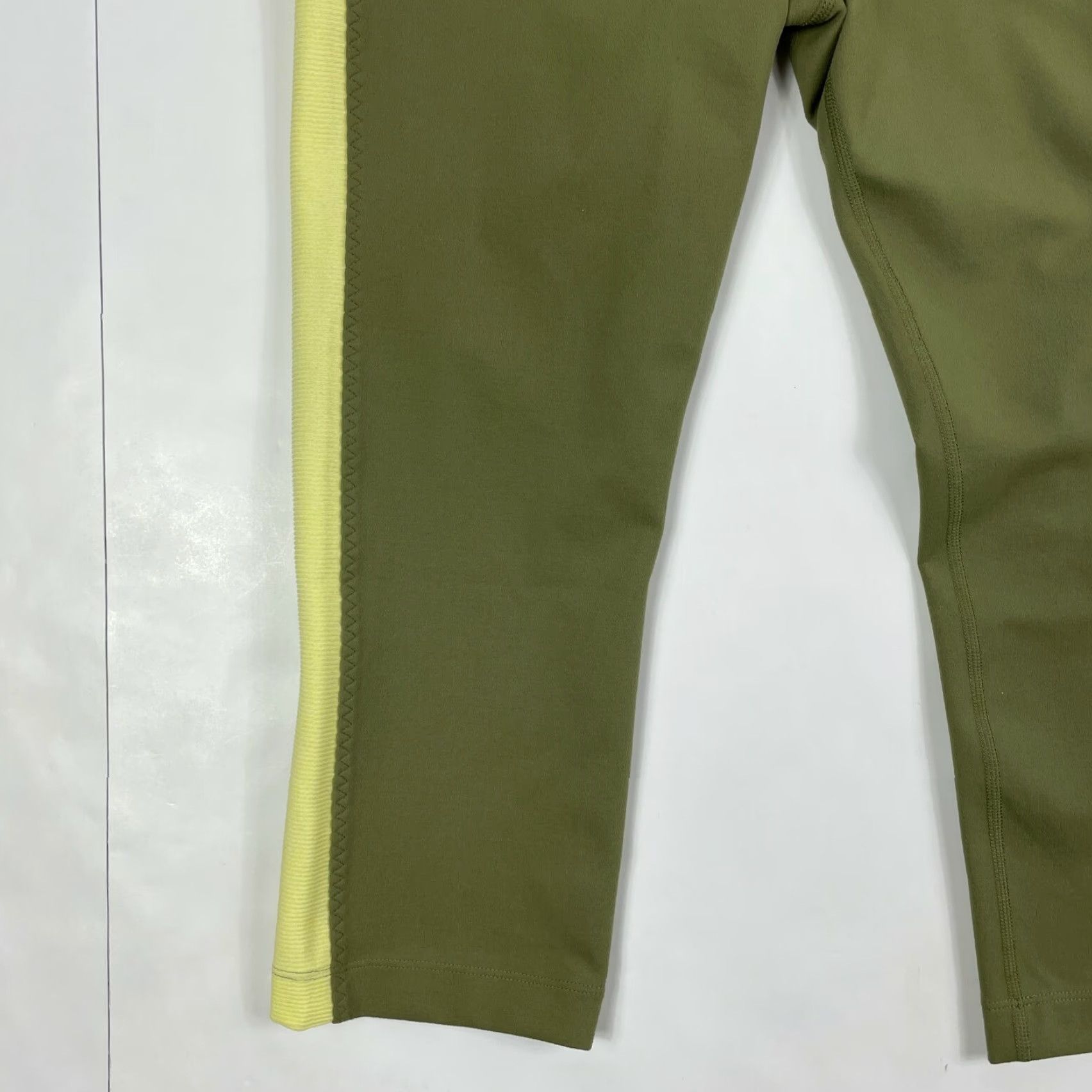 Under Armour Under Armour Leggings Women's Large All Season Cropped Fitted Yoga Gym Green Size 36" / US 14 / IT 50 - 5 Thumbnail