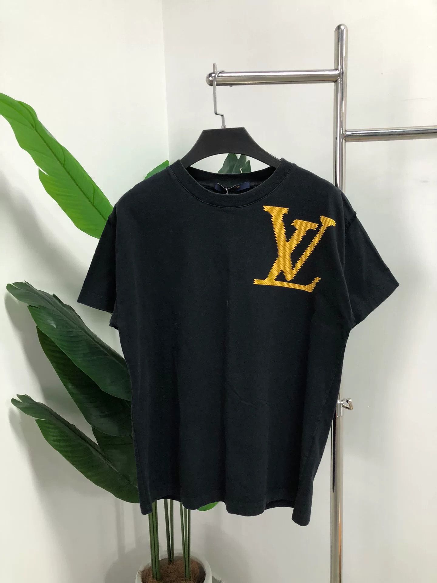 Louis Vuitton louis vuitton yellow logo black t-shirt Size US S / EU 44-46 / 1 - 1 Thumbnail
