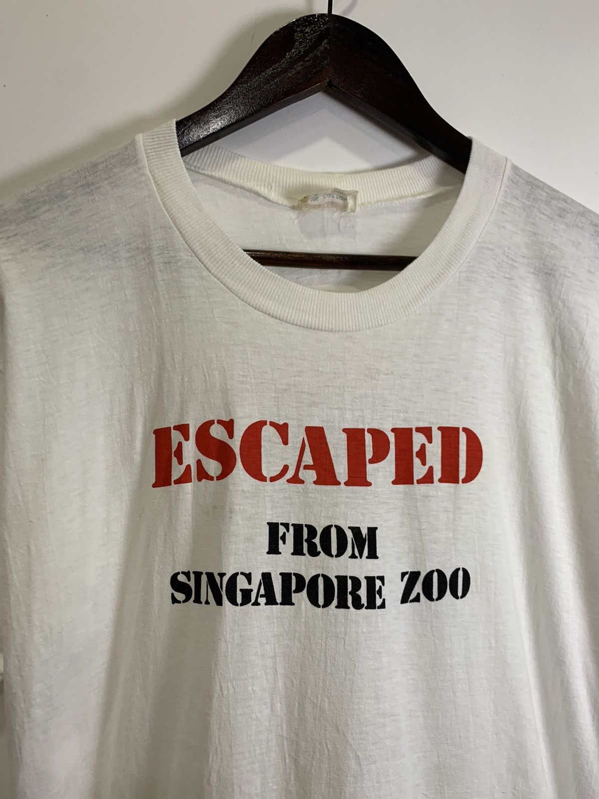 Vintage Vintage Escaped From Singapore Zoo Tshirt Size US M / EU 48-50 / 2 - 3 Thumbnail