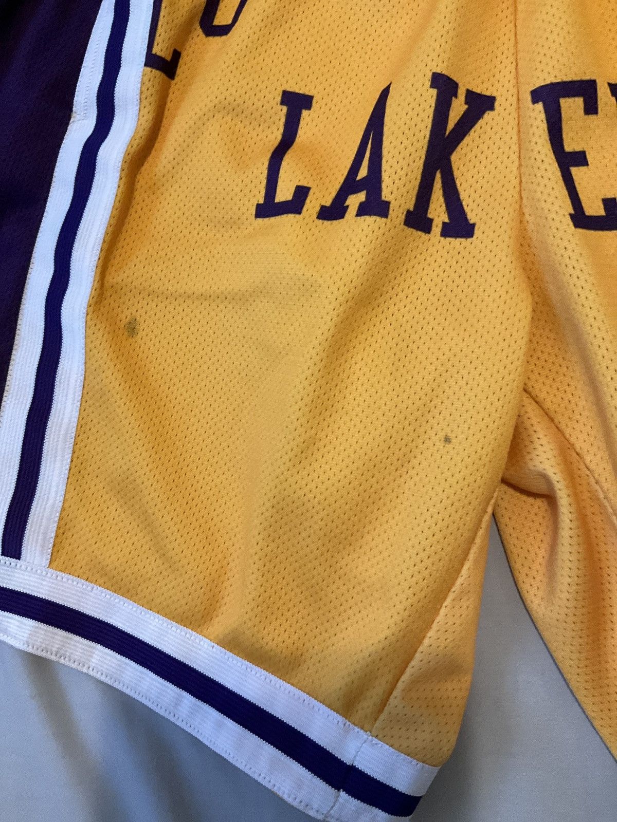 Mitchell & Ness Los Angeles Lakers Shorts Size US 30 / EU 46 - 3 Thumbnail