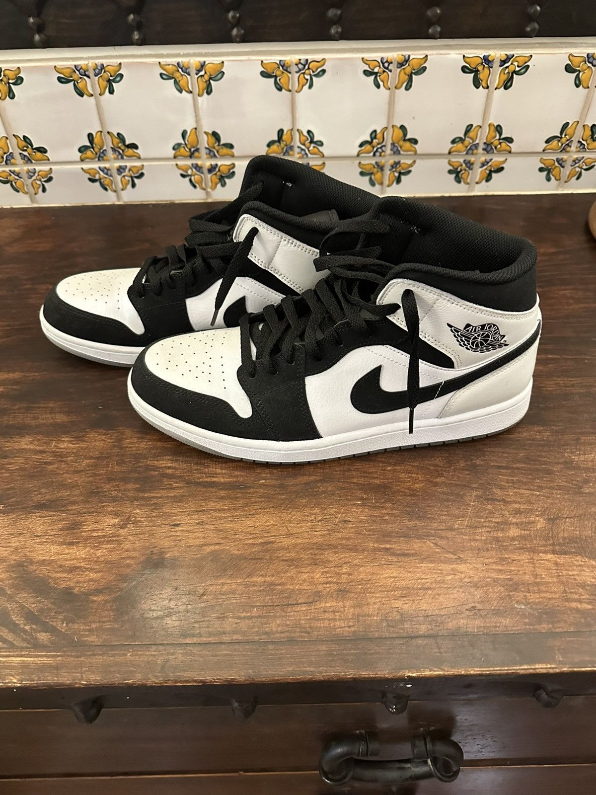Nike Jordan 1 mid Size US 10.5 / EU 43-44 - 1 Thumbnail