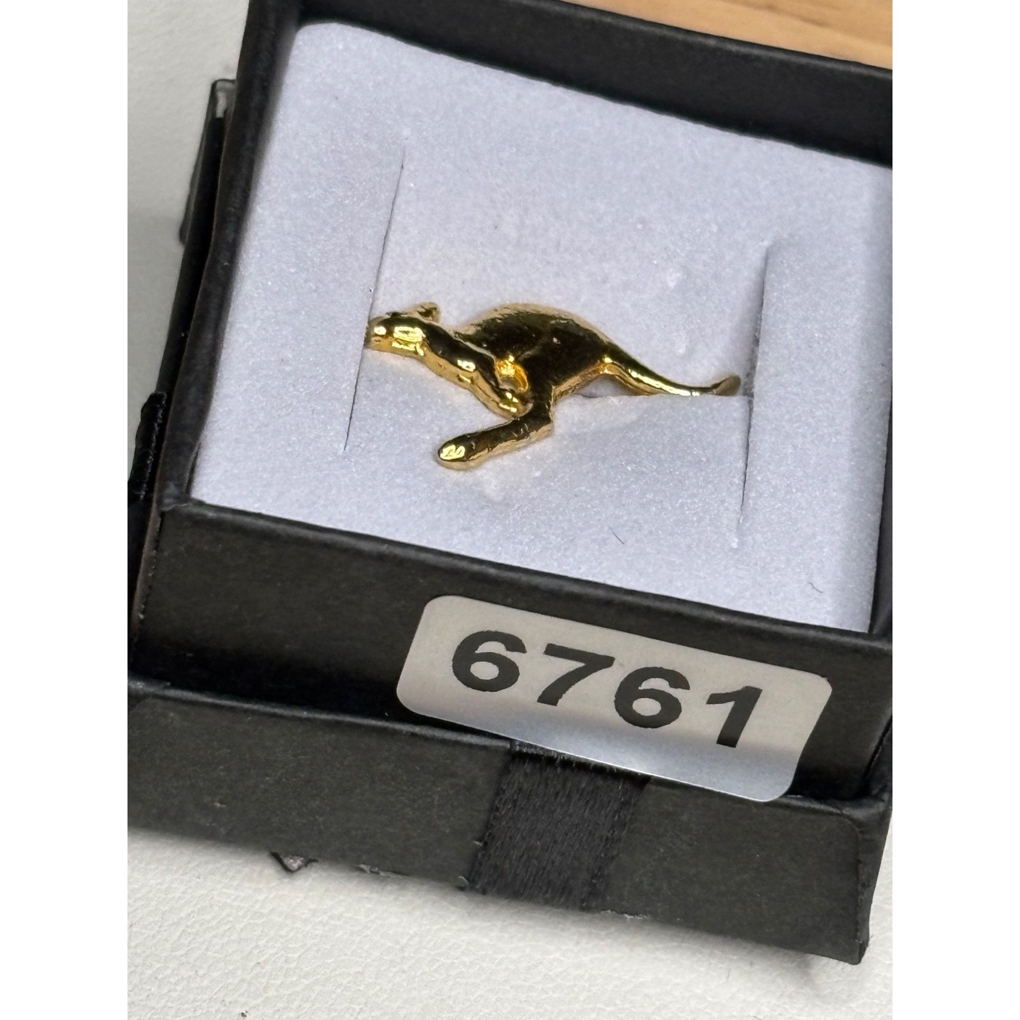 Other Gold-Tone Kangaroo Lapel Pin Size ONE SIZE - 3 Thumbnail