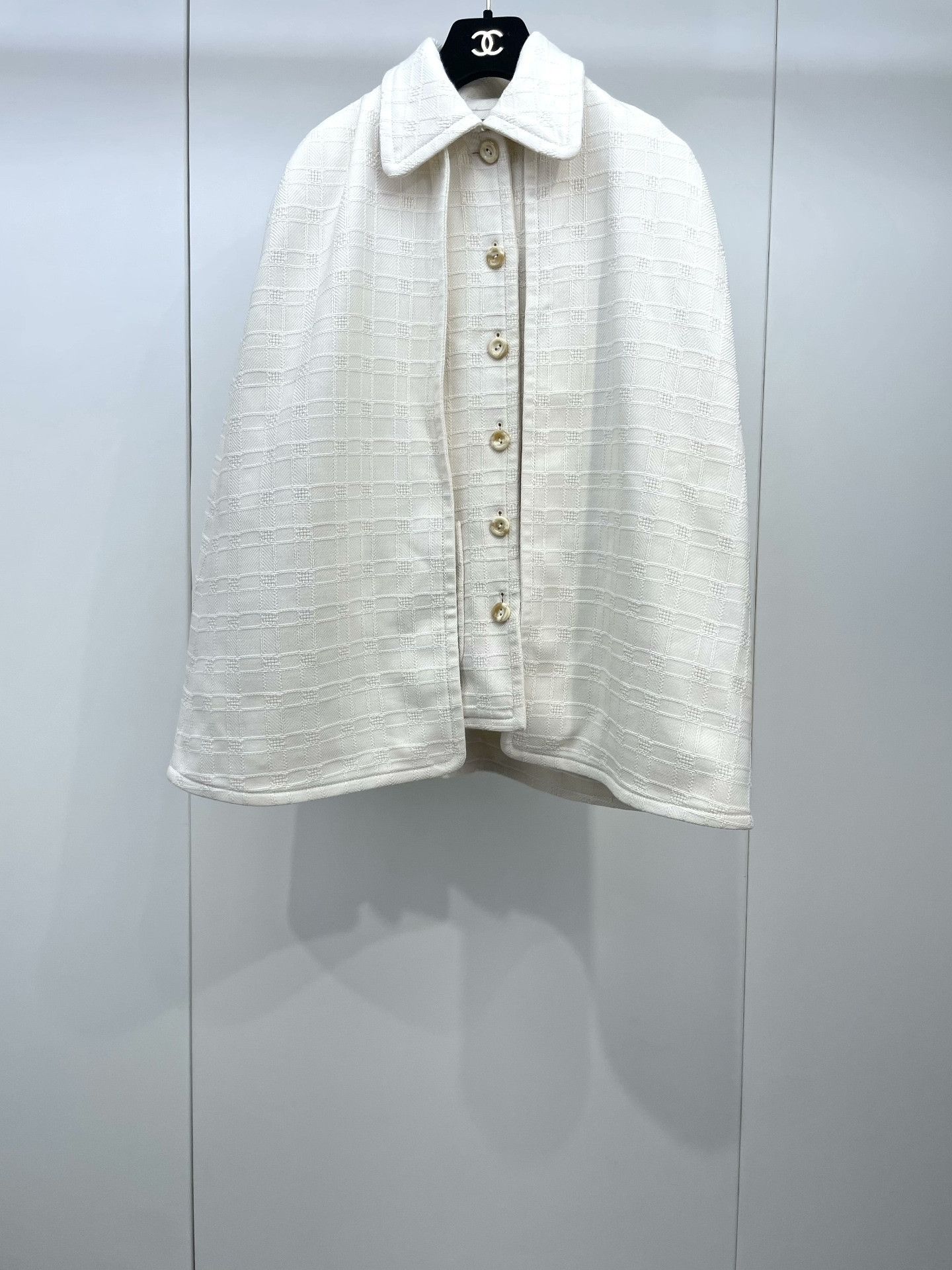 Gucci Gucci Cream Plaid Vest & Cape Set Size XS / US 0-2 / IT 36-38 - 1 Thumbnail